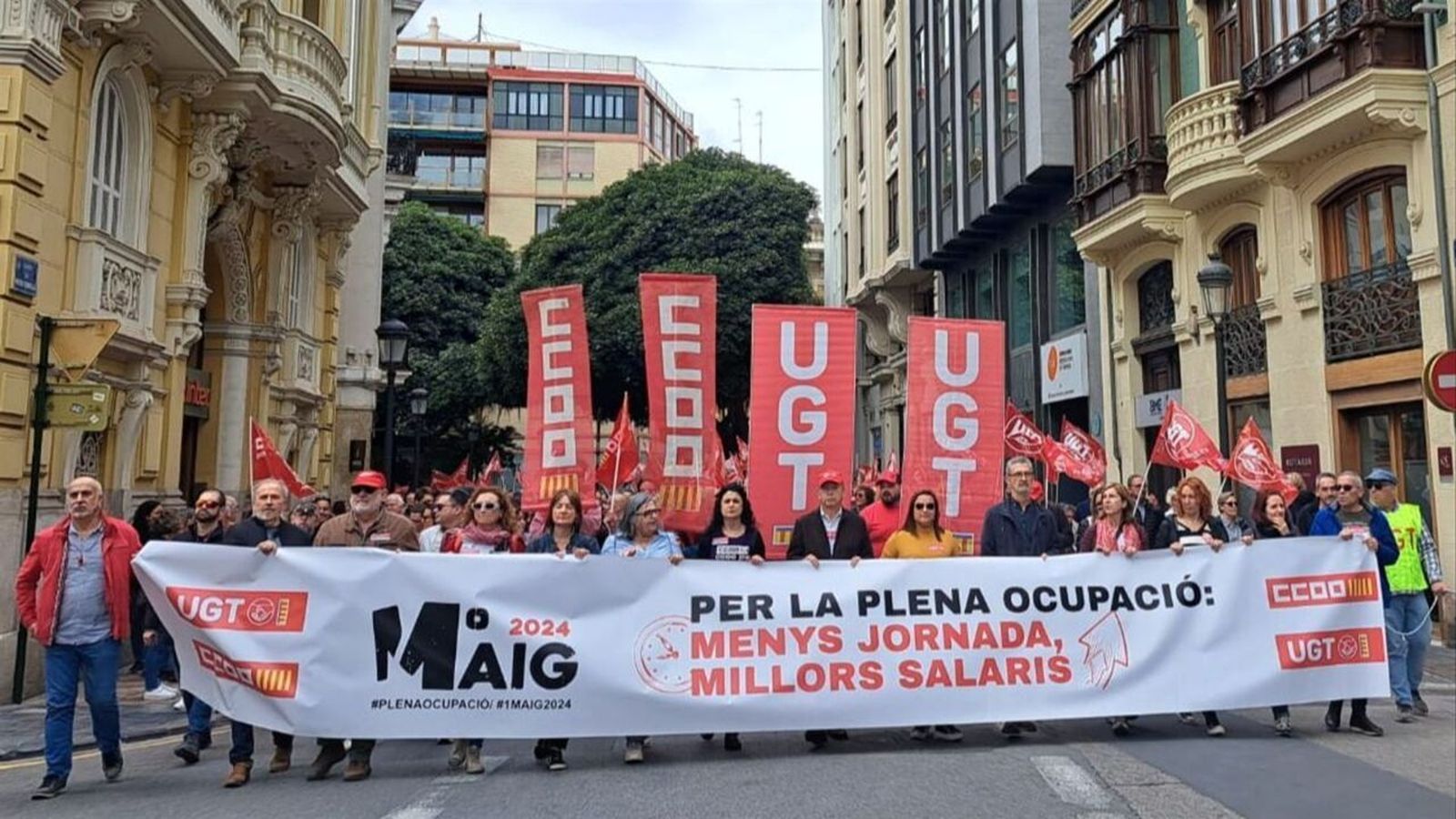 Capçalera d'una de les tres manifestacions, la convocada per UGT i CCOO, que ha recorregut els carrers del centre de València