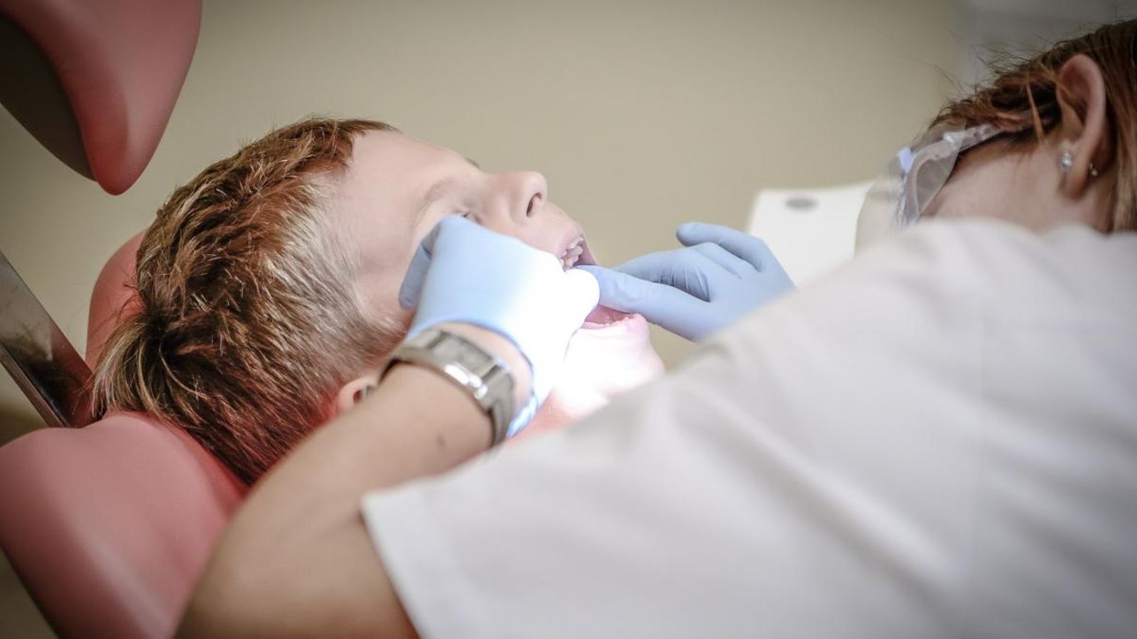 Un dentista atén un menor