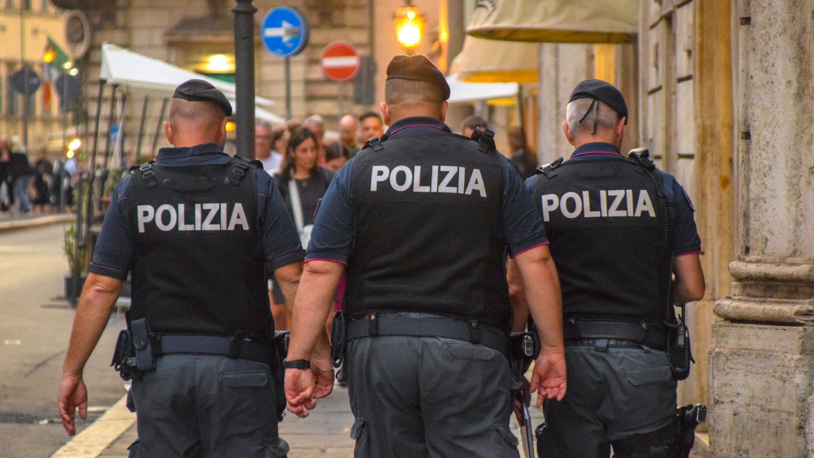 Tres agents de la Policia patrullen pels carrers de Roma