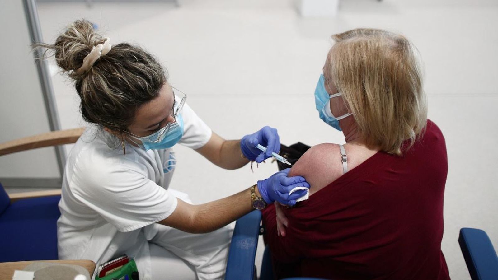 Una dona rep la vacuna d'AstraZeneca