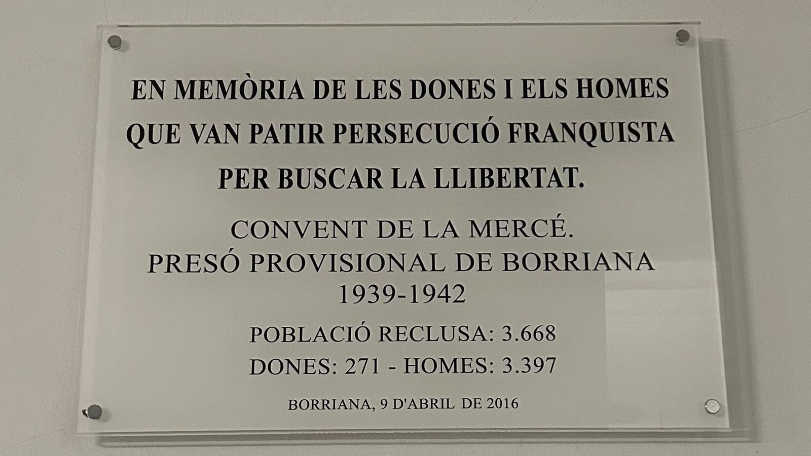 La placa retirada en Borriana (Plana Baixa) en honor a les víctimes del franquisme