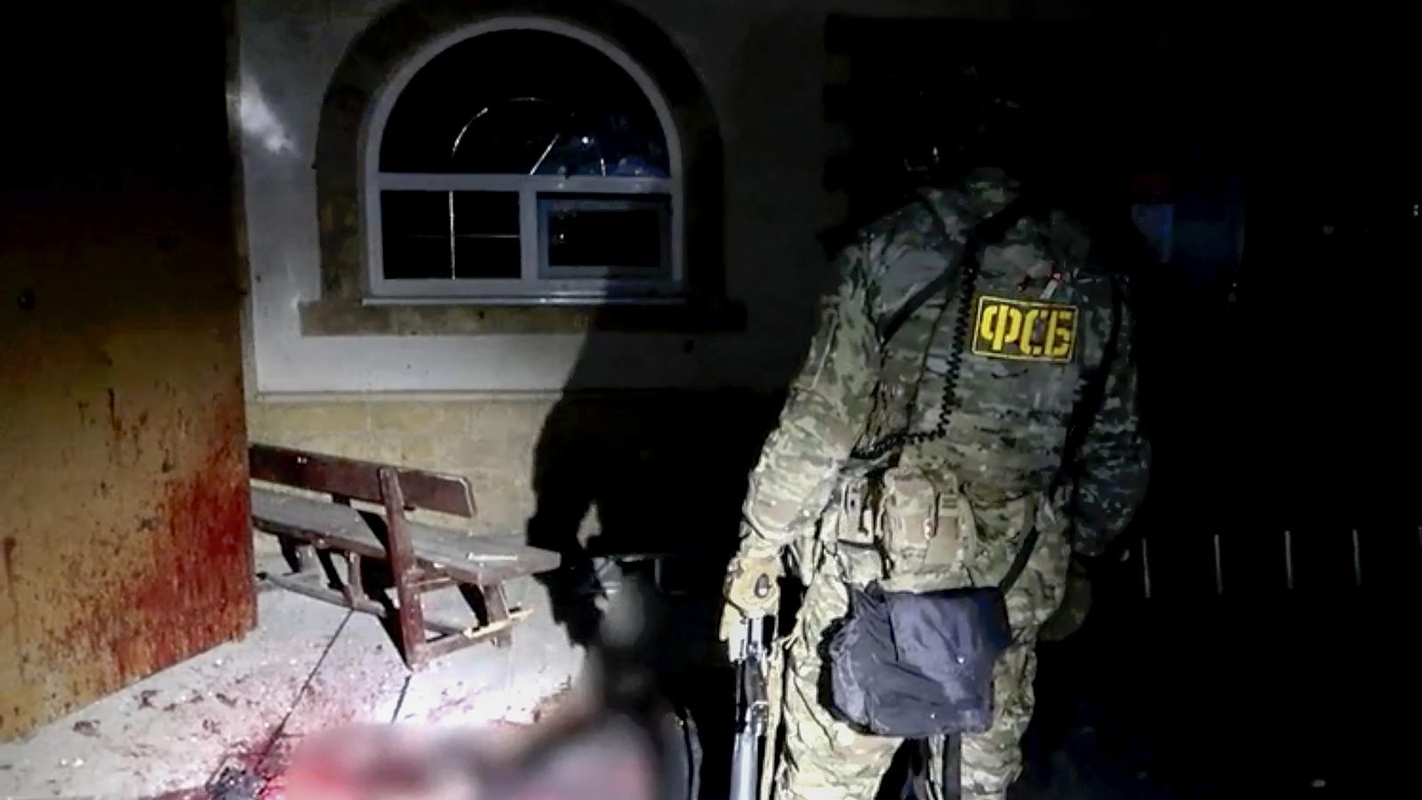 Un agent al costat d'un cadàver en un dels temples atacats