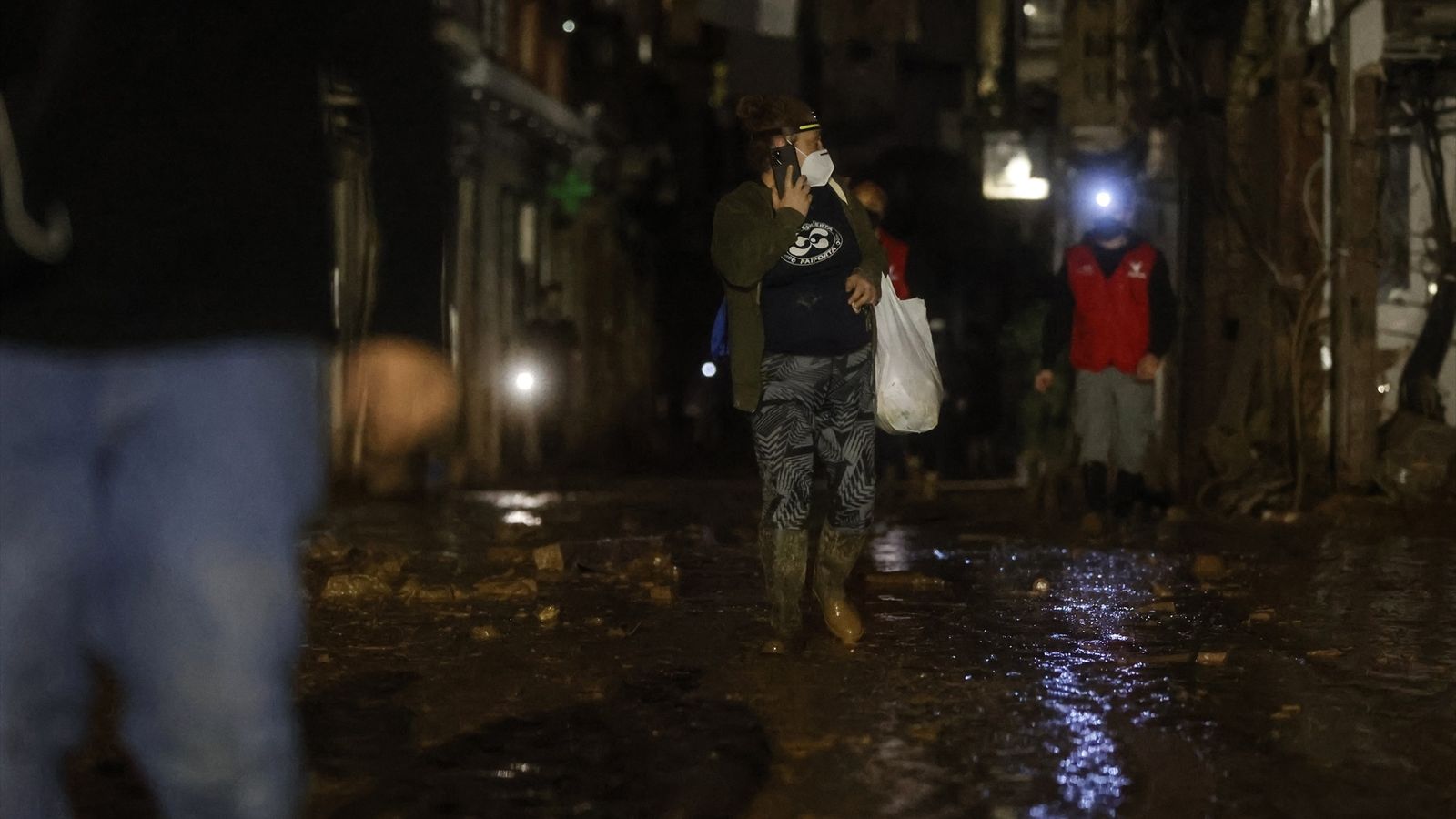 Imatge d'arxiu del 6 de novembre de 2024. Diverses persones durant un passeig nocturn a Paiporta.