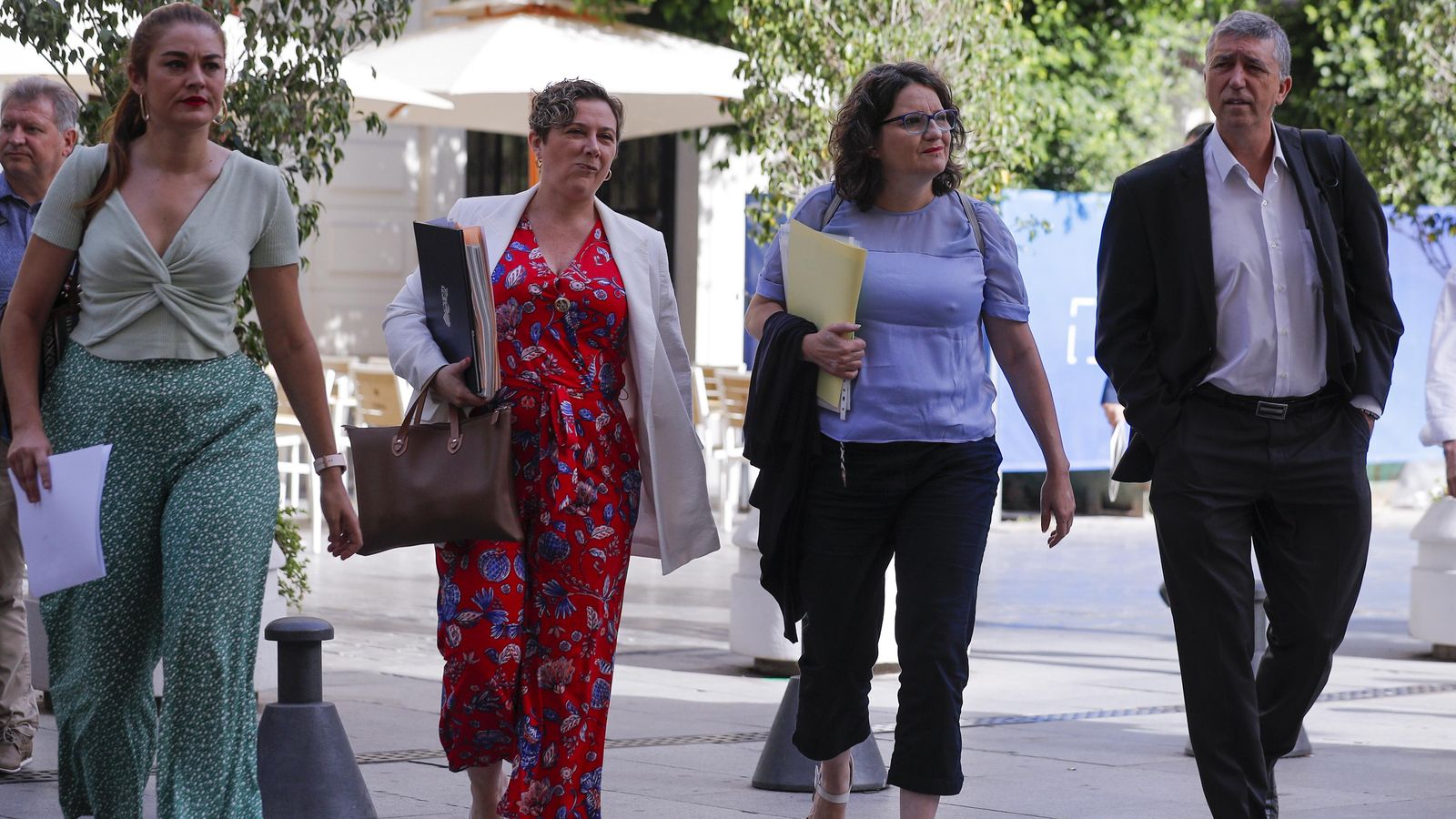 Mónica Oltra arriba al ple del Consell amb els consellers de Compromís