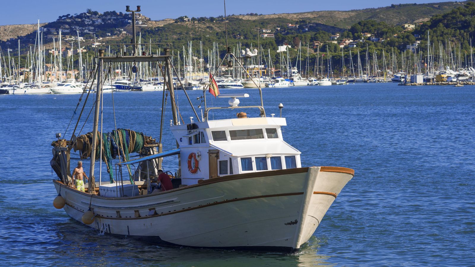 Una embarcació de pesca en les immediacions del port de Dénia, en una imatge d'arxiu