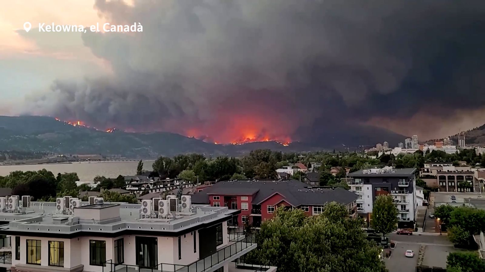Imatges gravades de l'incendi a la ciutat de Kelowna, al sud-est del Canadà