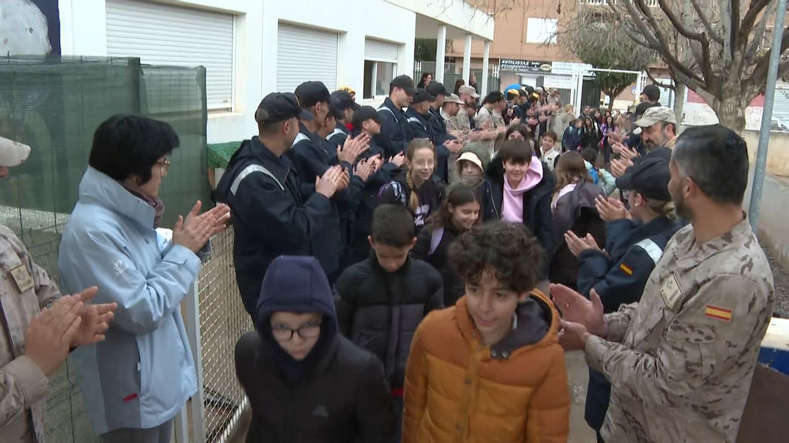 L'alumnat del CEIP Vil·la Romana de Catarroja torna a classe entre aplaudiments