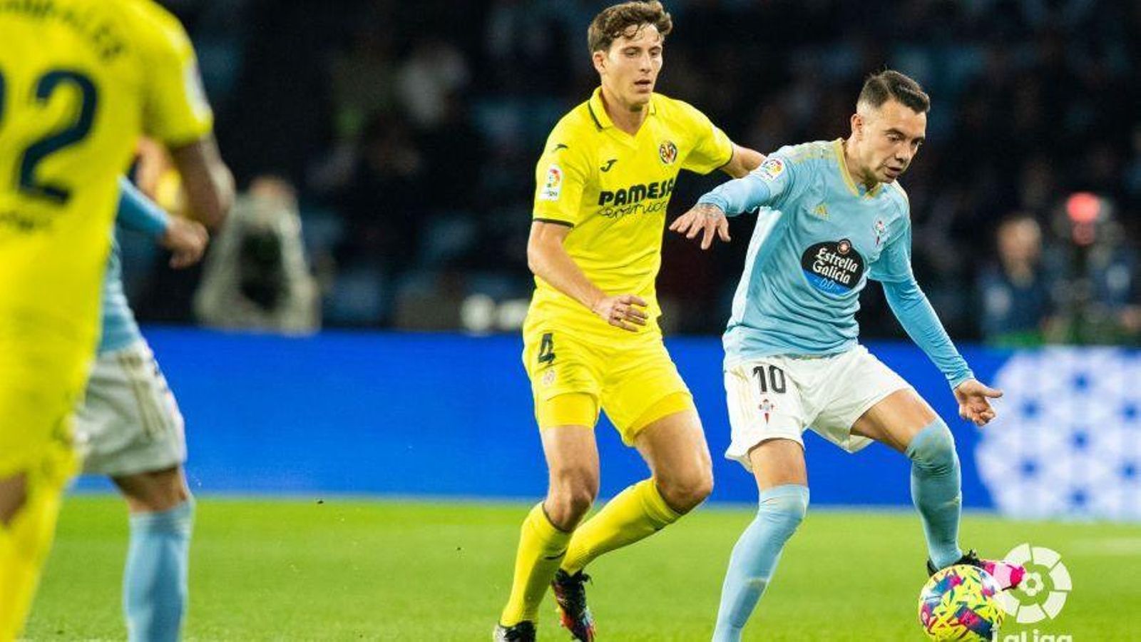 Pau Torres i Iago Aspas lluiten per una pilota