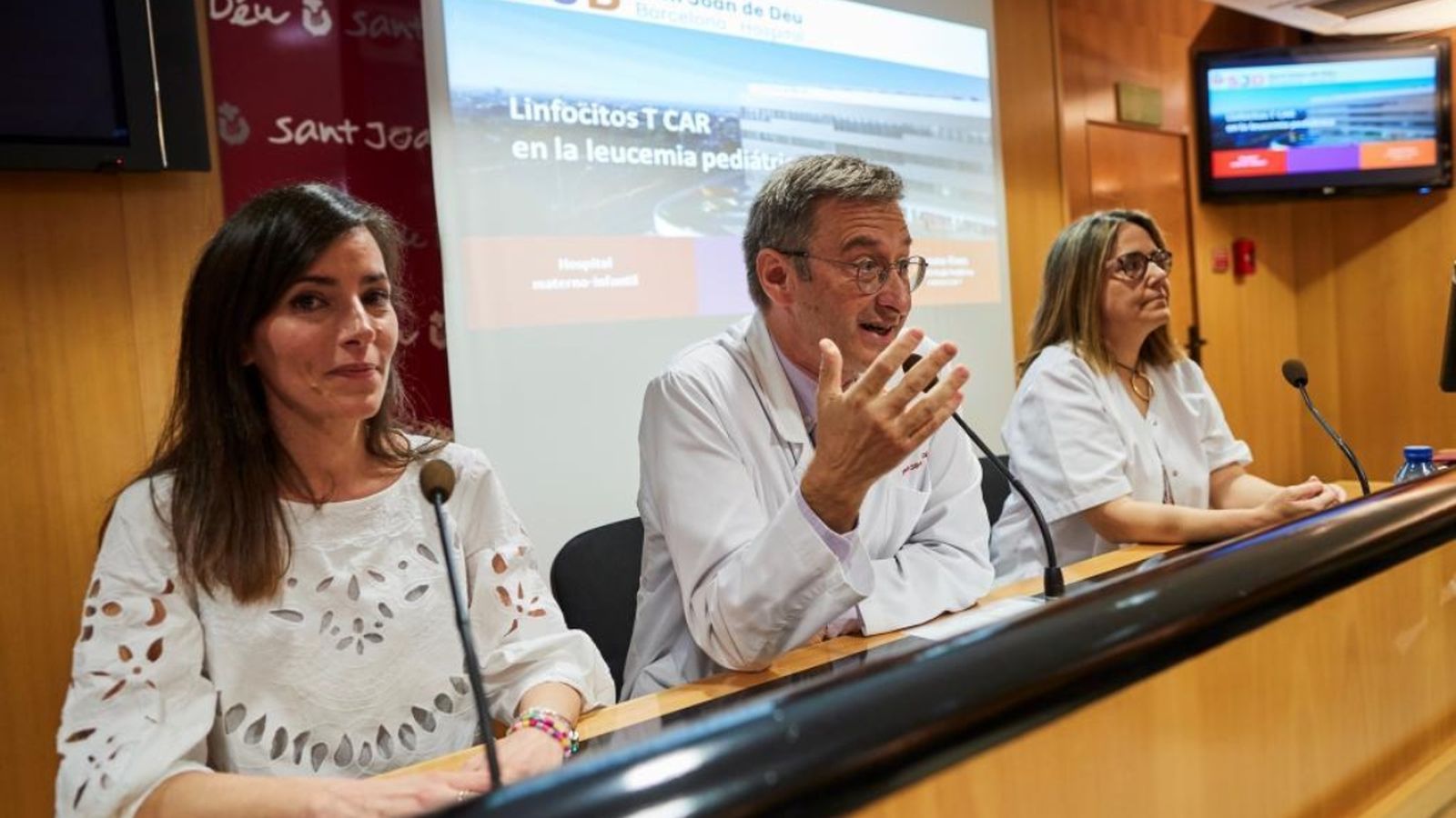 El director mèdic de l'Hospital Sant Joan de Déu, Miquel Pons, la doctora Susanna Rives i Marina, mare del xiquet