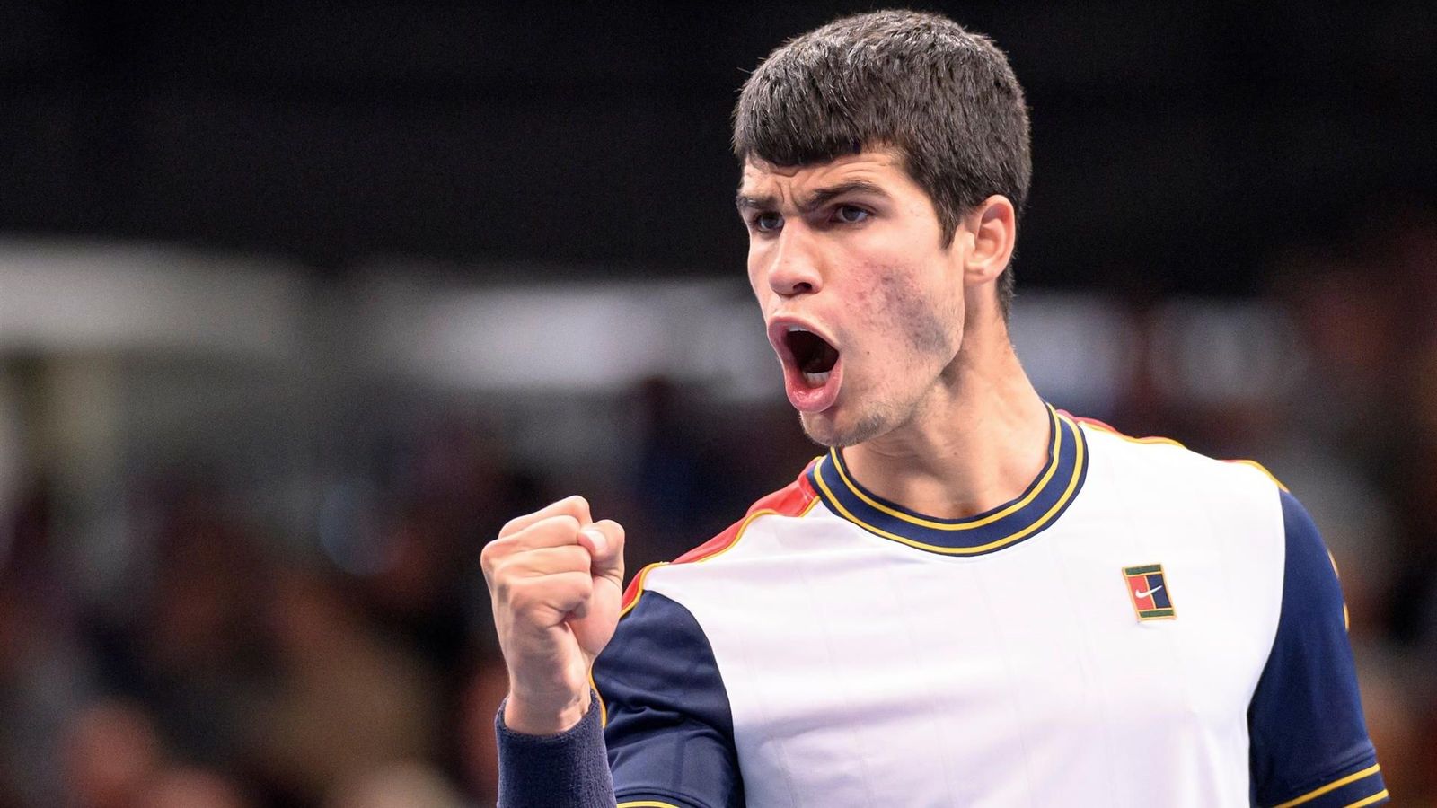 Carlos Alcaraz celebra un punt durant el partit