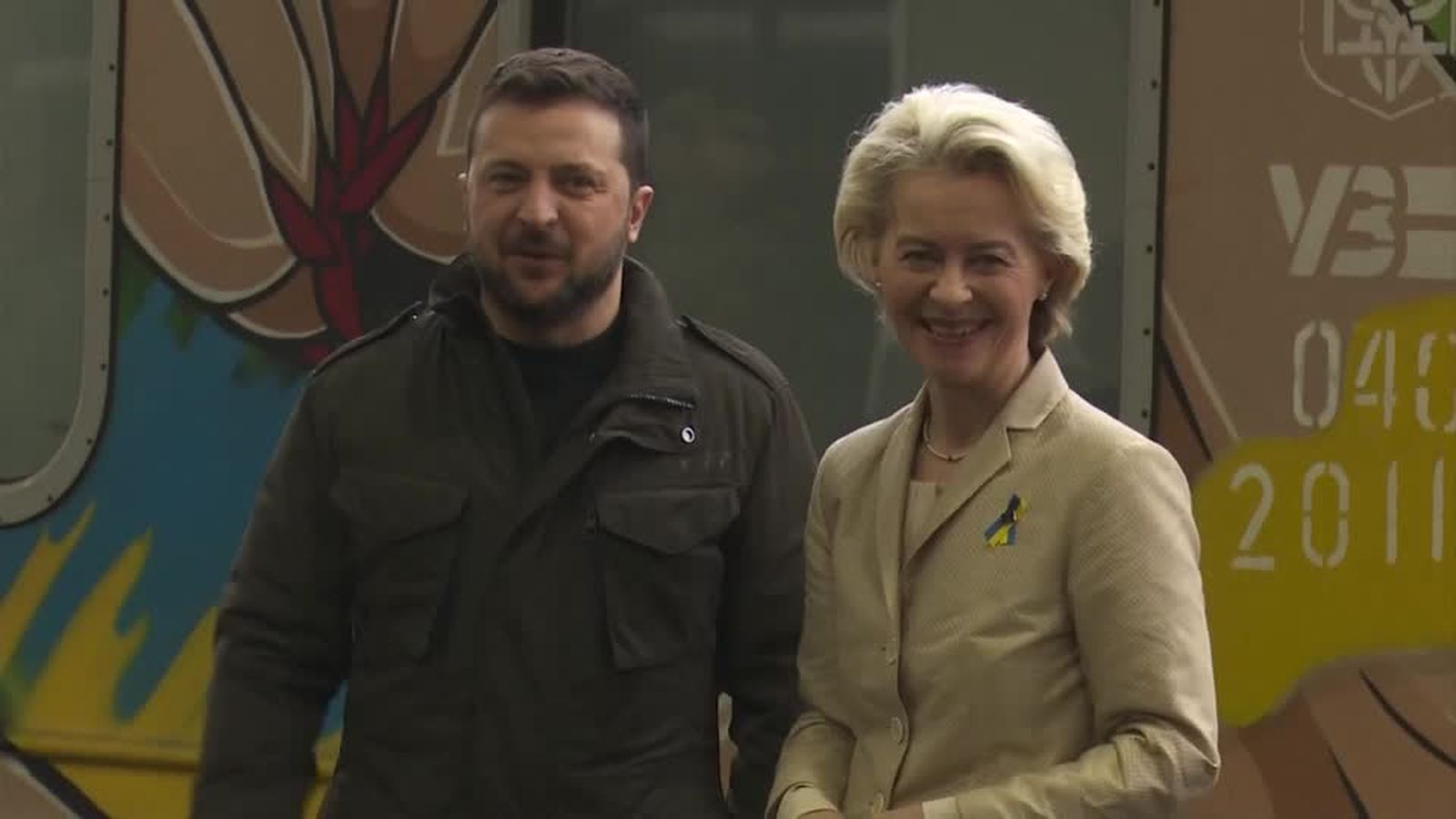 El president ucraïnès Volodímir Zelenski rep Ursula von der Leyen a la seua arribada a Kíiv