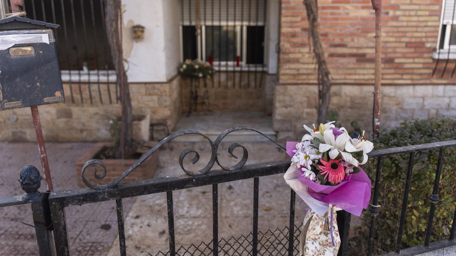 Un ram de flors en una vivenda d'Utiel, un dels municipis afectats per la dana