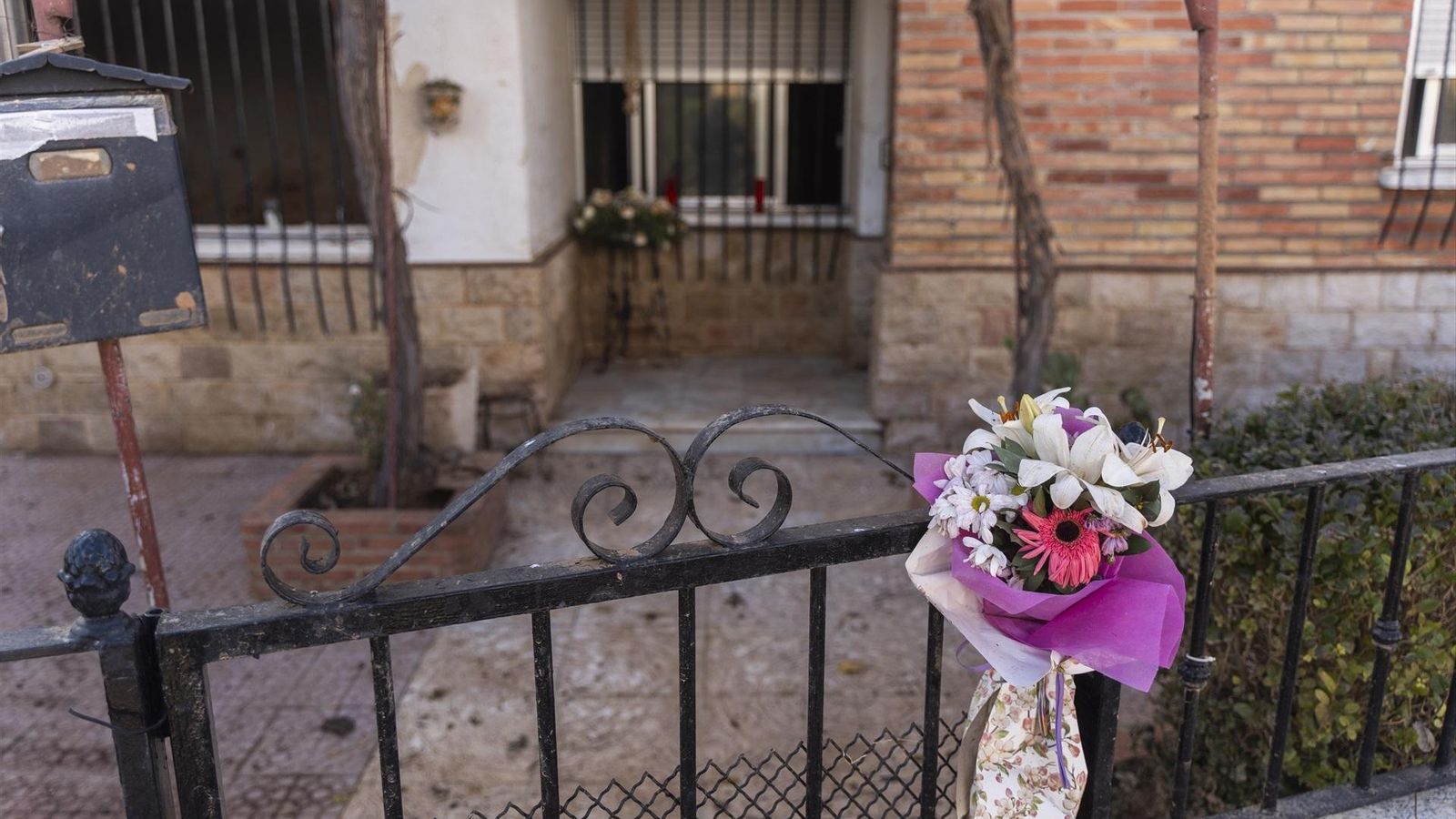 Un ram de flors en una vivenda d'Utiel, un dels municipis afectats per la dana Un ram de flors en una vivenda d'Utiel, un dels municipis afectats per la dana