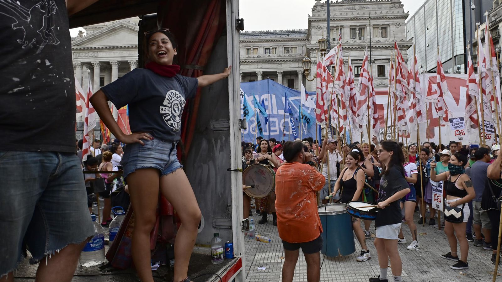 Celebracions fora de la Cambra de Diputats, a Buenos Aires, per la paralització de la llei òmnibus