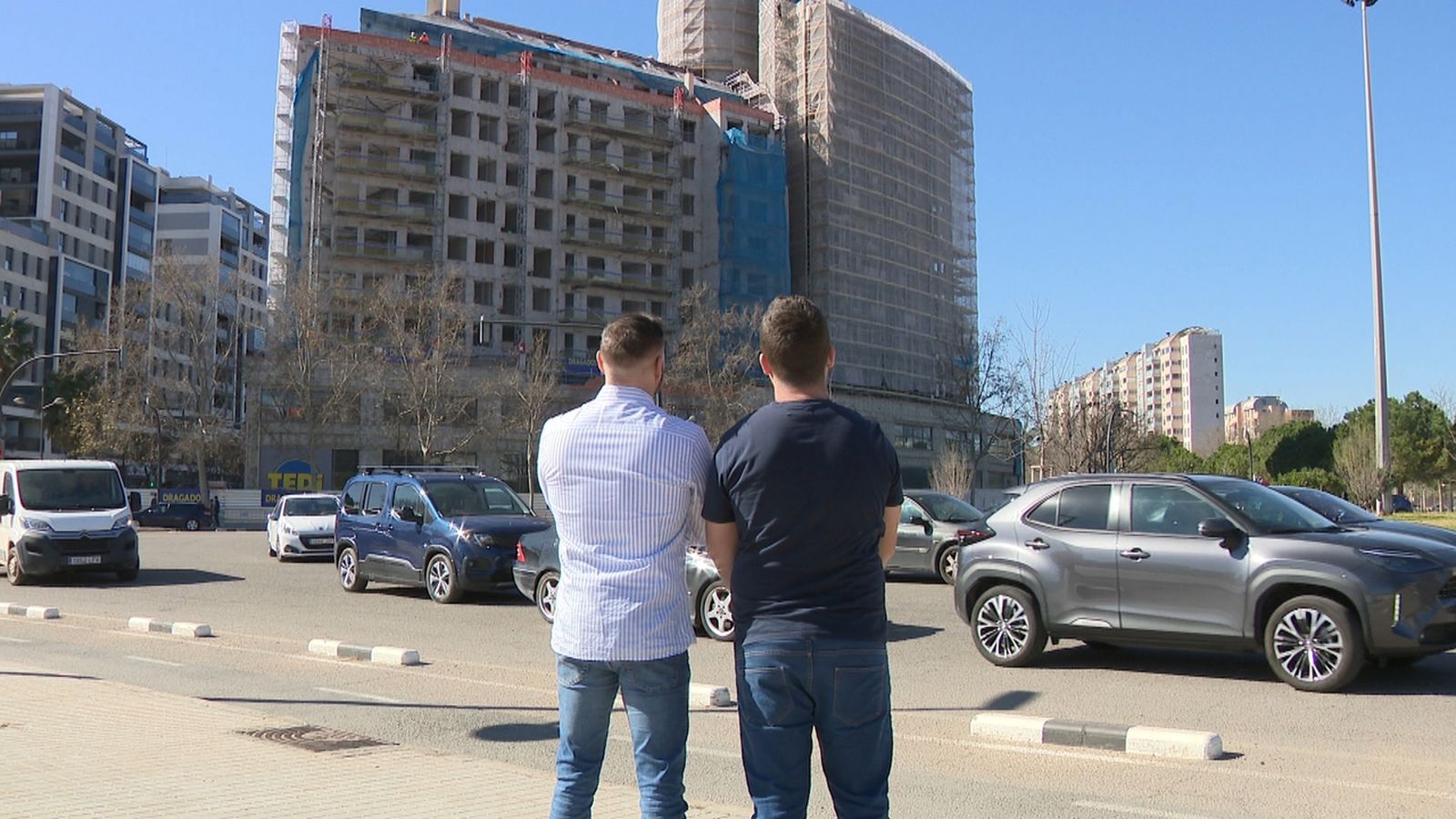 Óscar i Javi, inquilins de l'edifici de Campanar, observen l'estructura rehabilitada