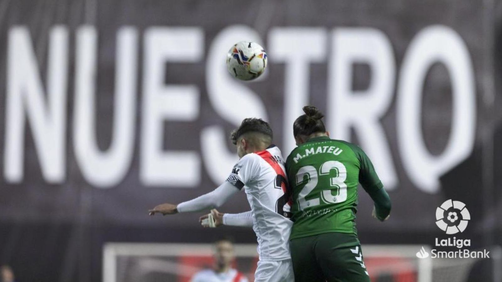 El jugador del Castelló, Marc Mate, lluita per un baló al partit contra el Rayo