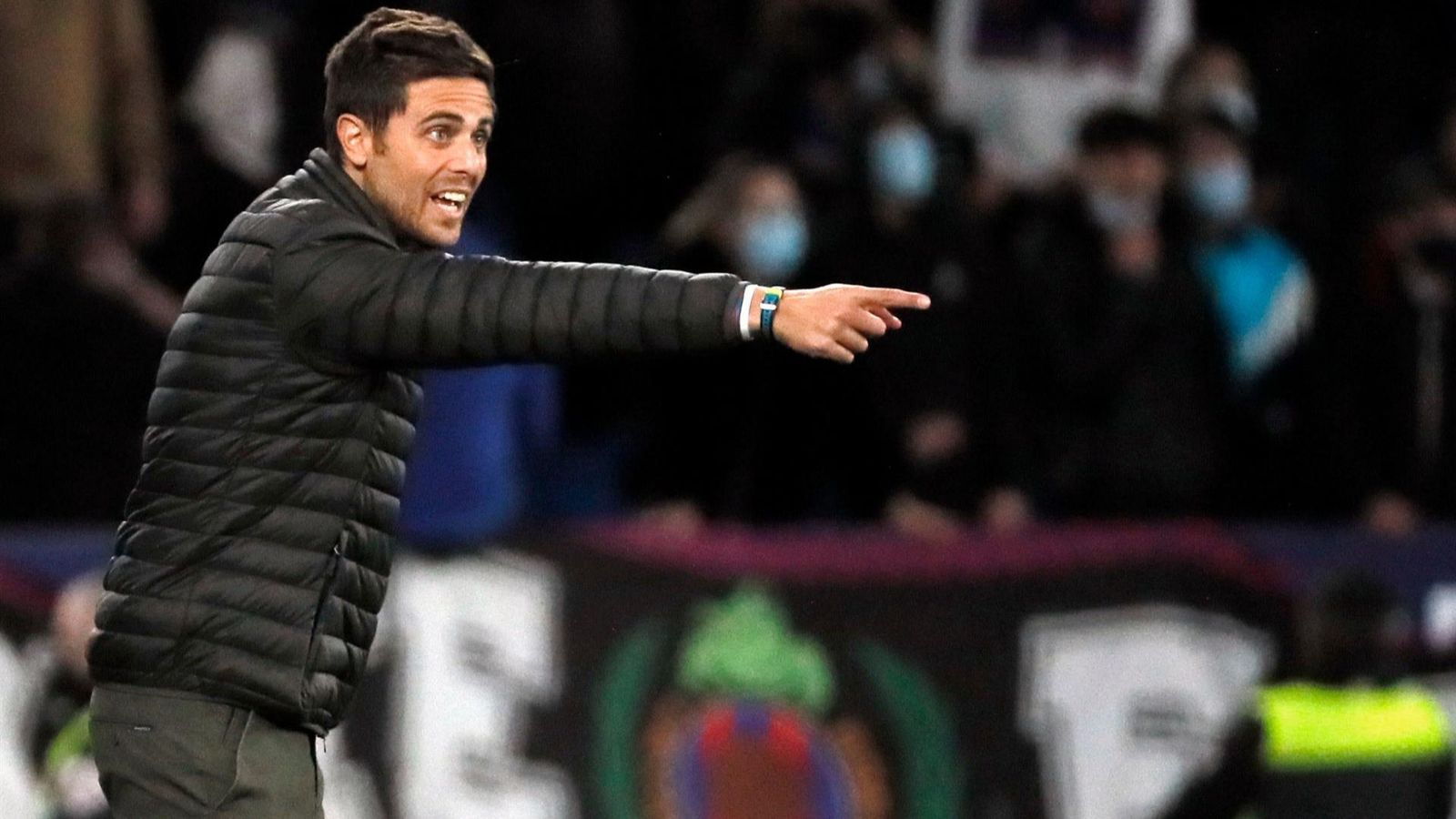 Alessio Lisci dona ordres des de la banda