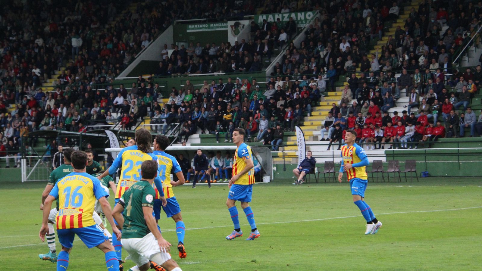 Una acció del partit entre el Cacereño i el Mestalla