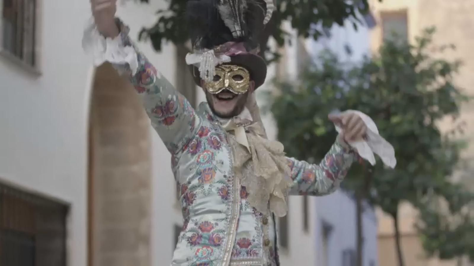 Un moment de la desfilada, amb Marc Pons, director del Festival de les Arts Escèniques de Pego