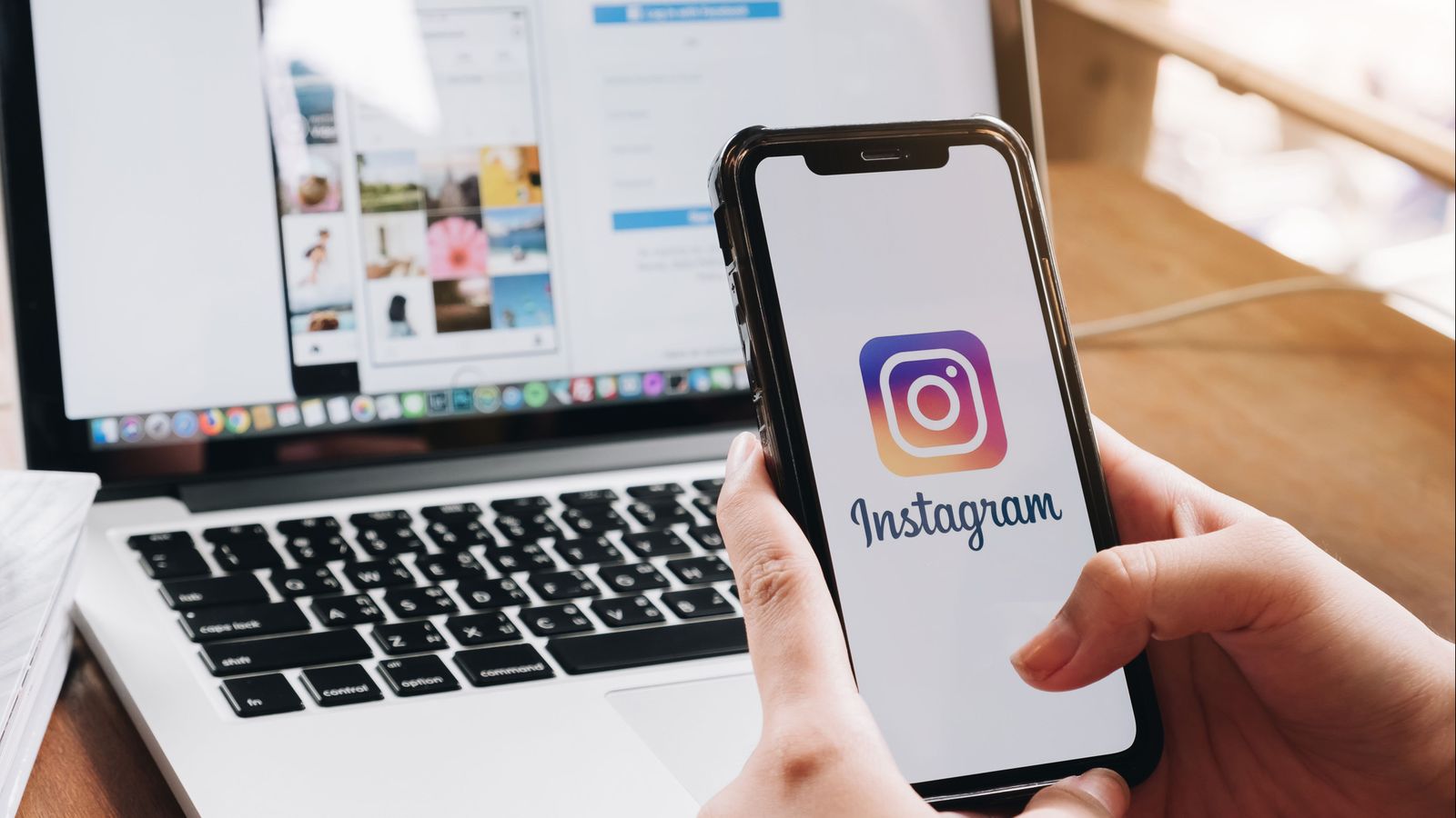 Imatge d'arxiu d'una usuària accedint a Instagram