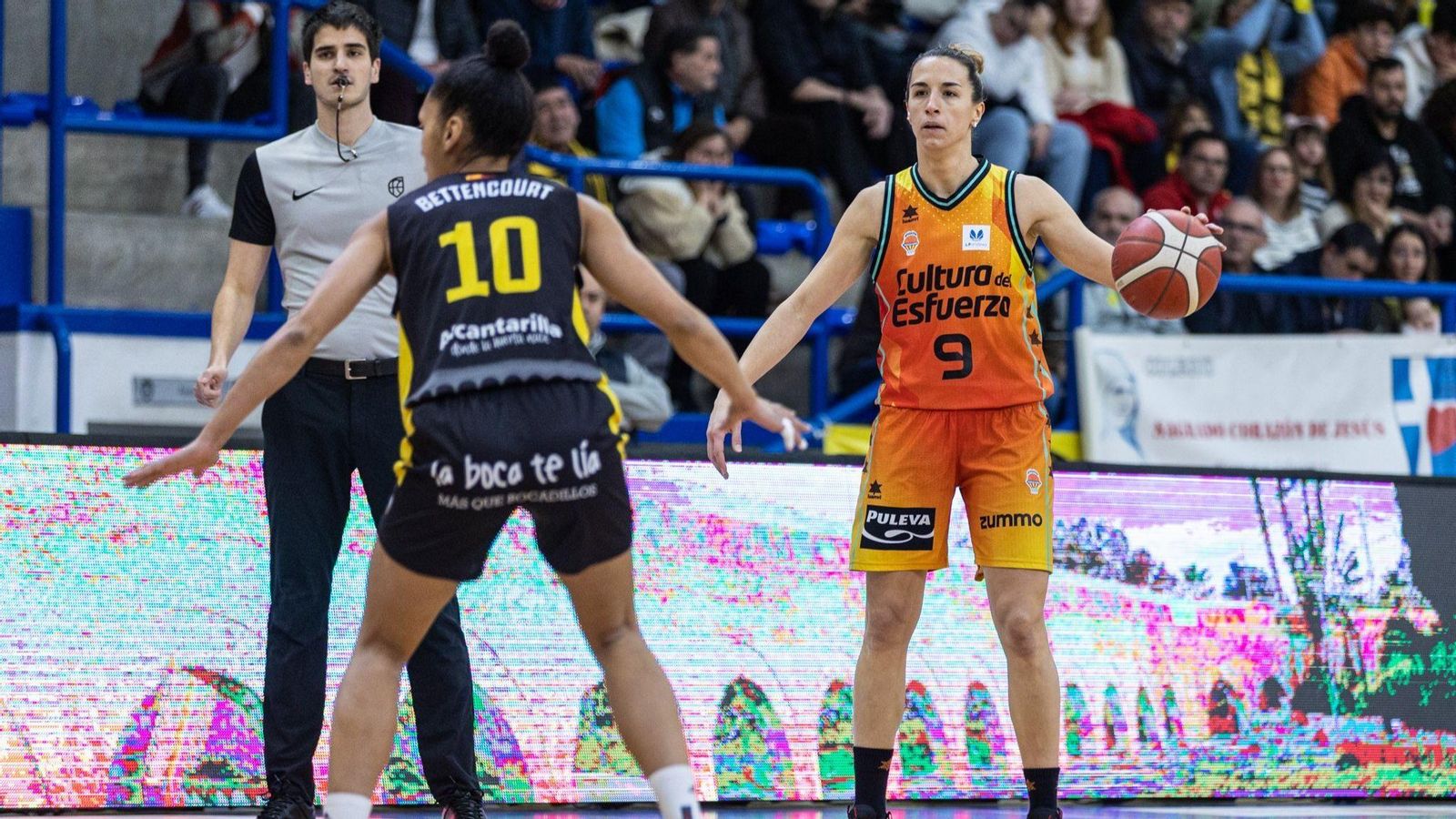 Queralt Casas, en una acció del partit