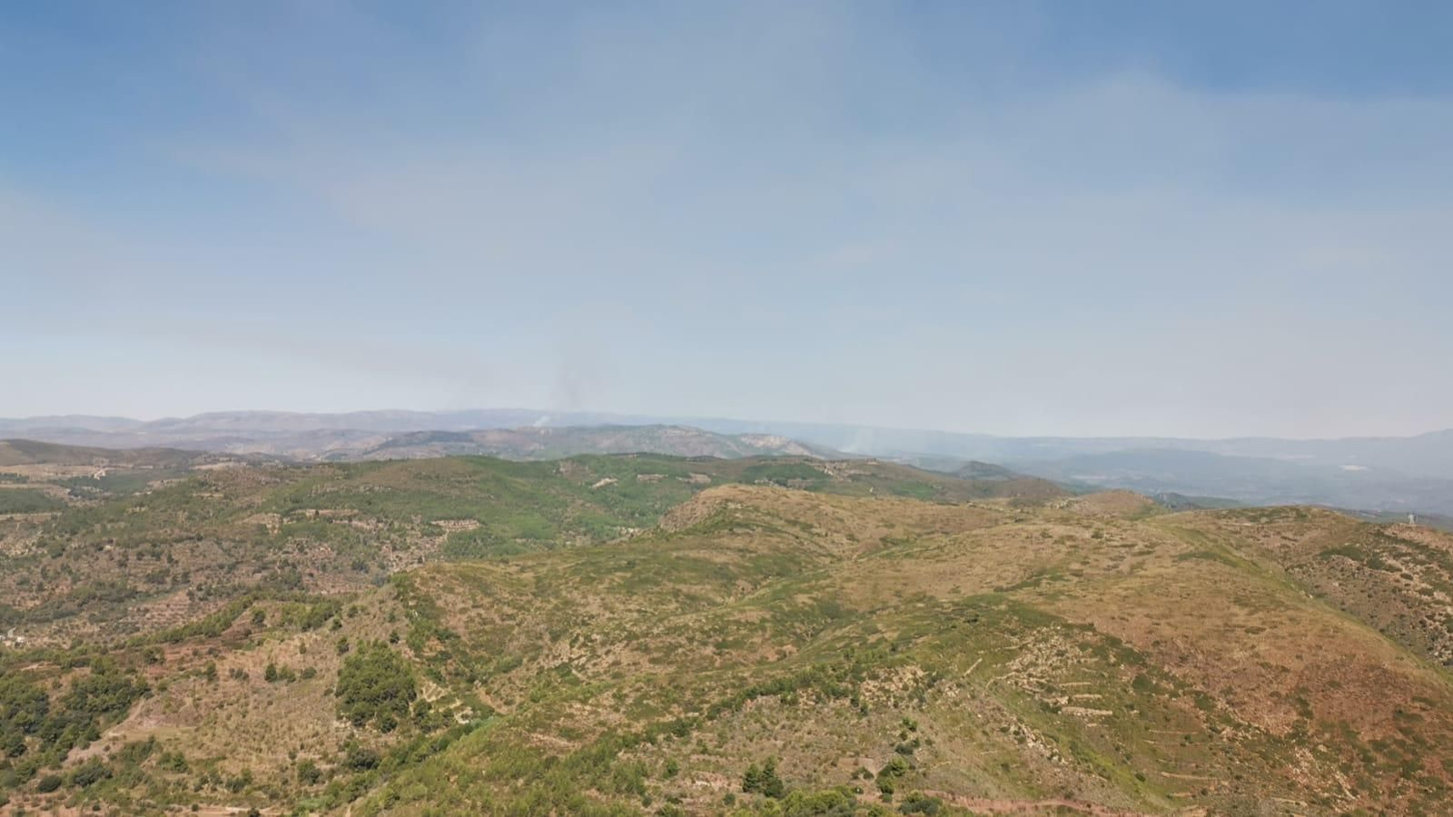 Vista de l'incendi declarat a Olocau des del pic de l'Àguila, a Gàtova