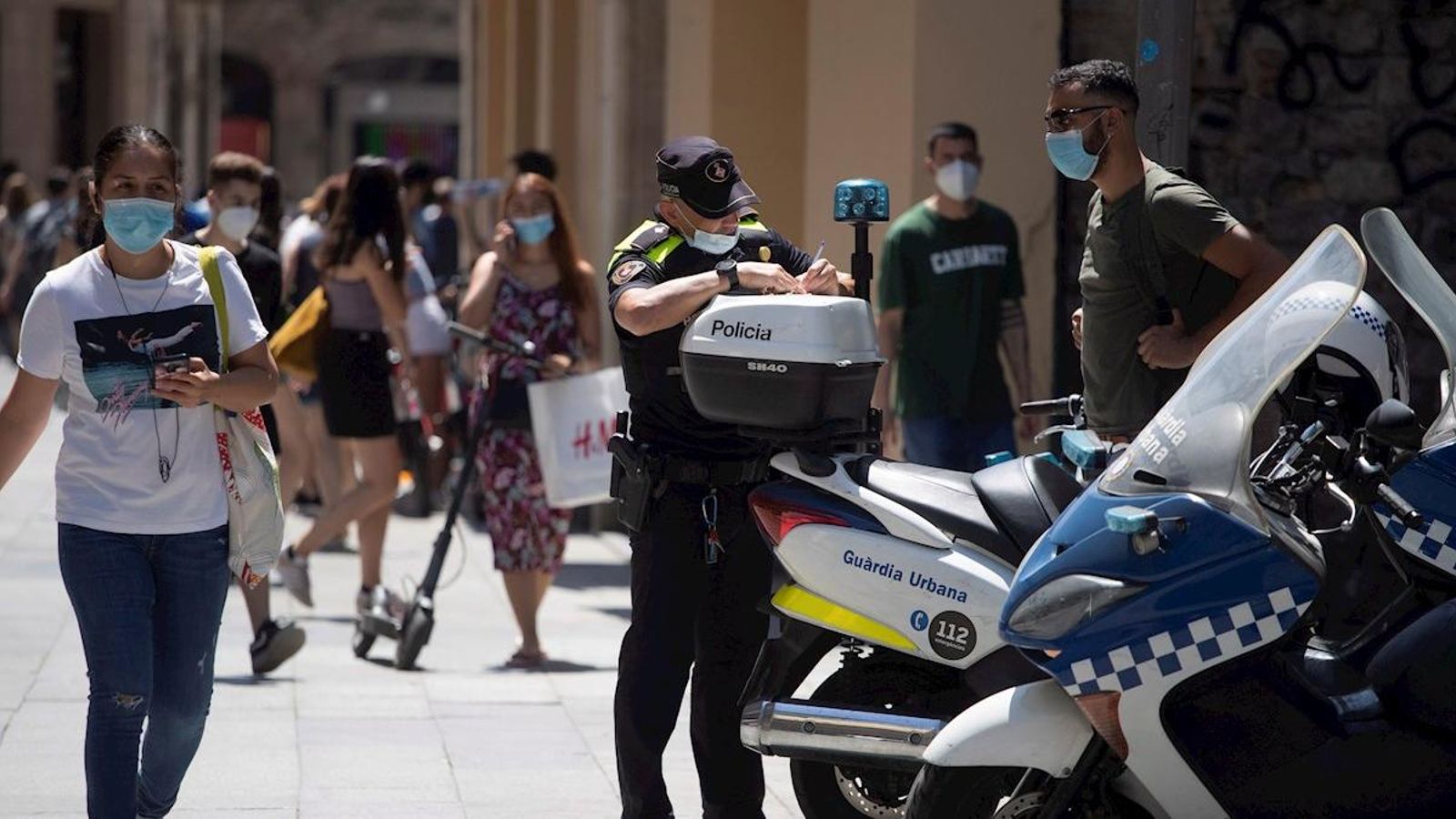 Un policia multa un ciclista per no portar la mascareta