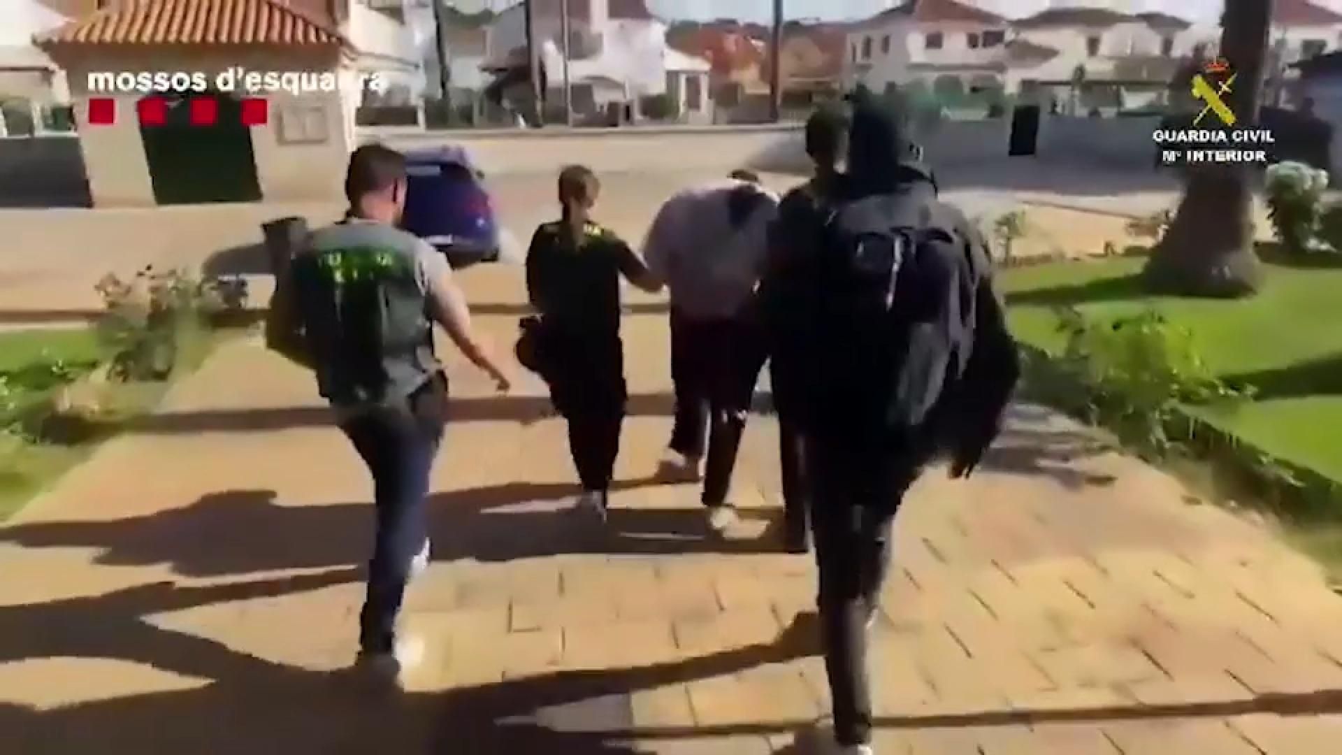Moment de la detenció d'un dels sospitosos de pertànyer al grup criminal