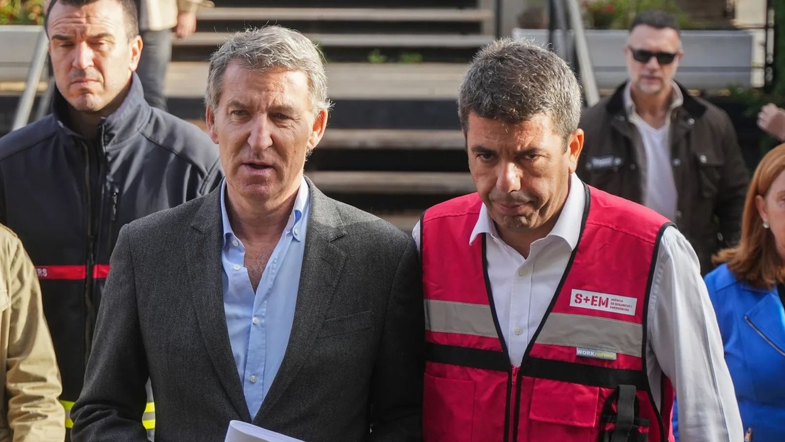 El president del PP, Alberto Núñez Feijóo, i el llavors president de la Generalitat, Carlos Mazón, el 31 d'octubre del 2024, a l'Eliana