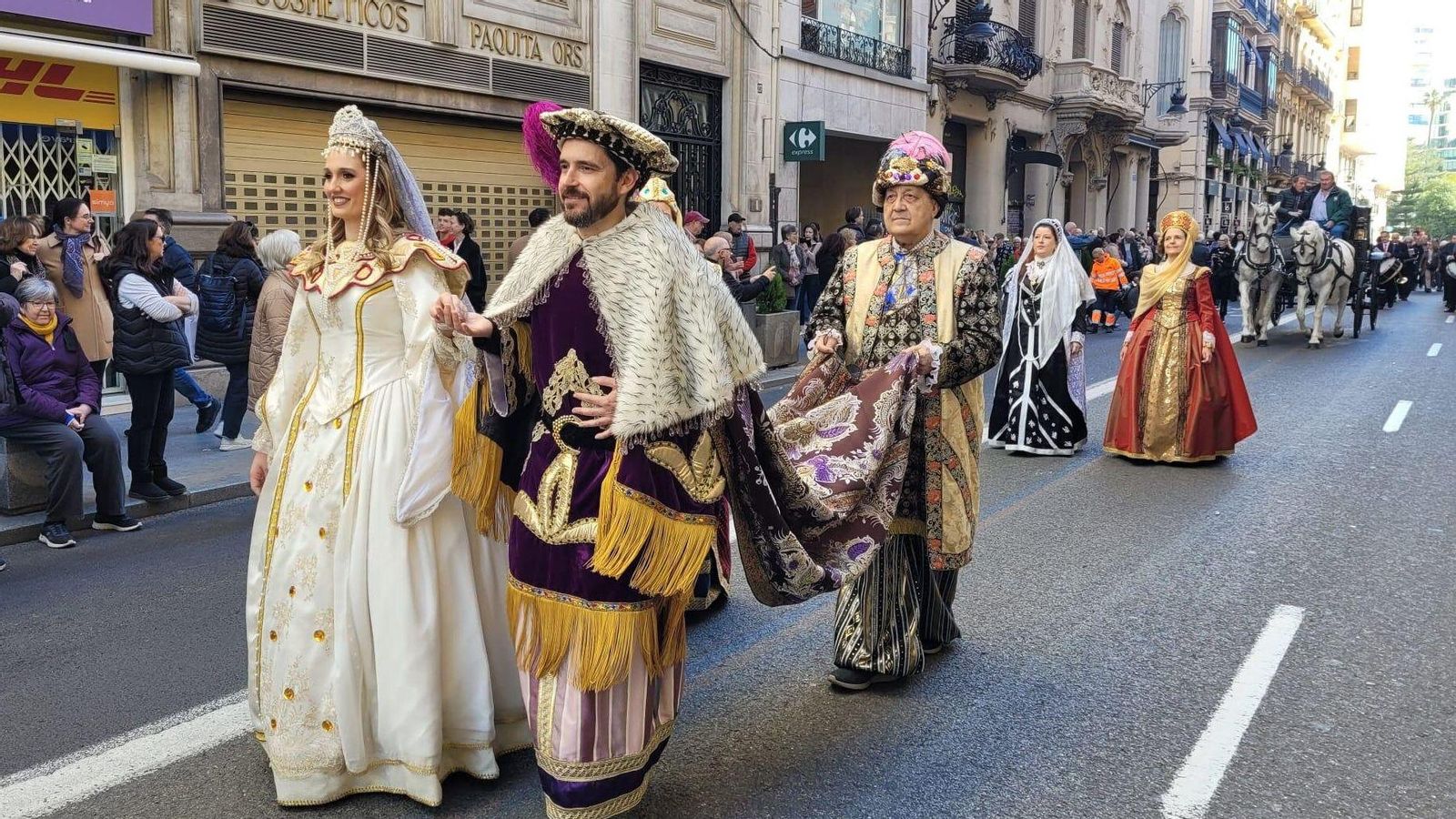 Una de les processons que recorrerà el centre de la ciutat este dimecres en una imatge d'anys anteriors