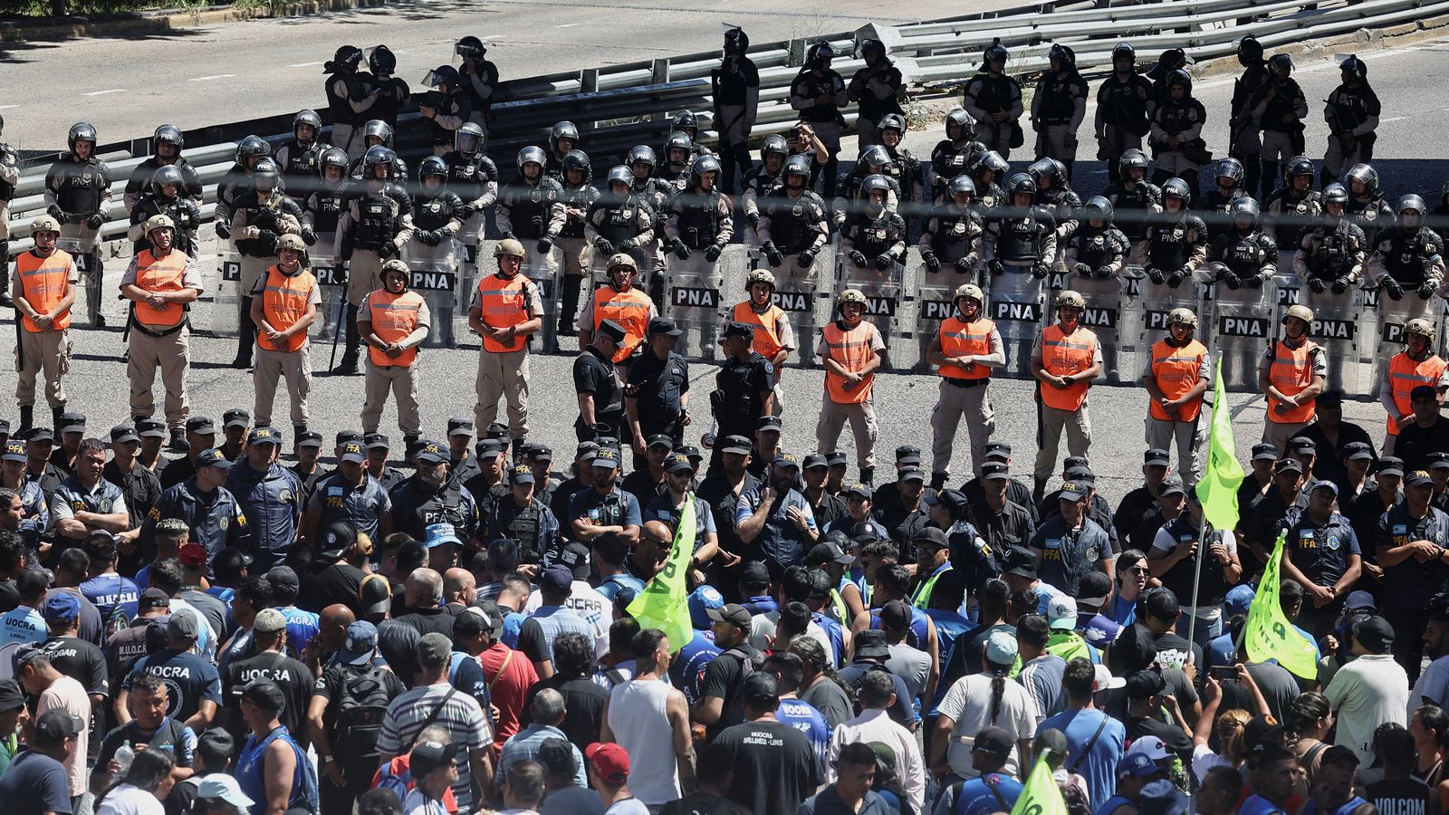 Membres de la policia i de la Prefectura Naval fan guàrdia mentre els manifestants es reuneixen prop del pont de Pueyrredon durant la vaga nacional