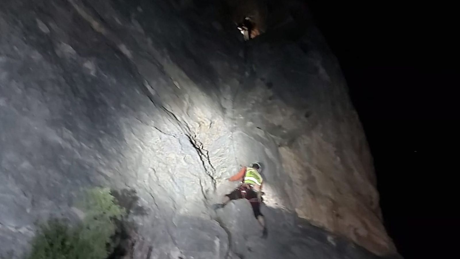 Un bomber escala cap al sortint en què havien quedat atrapats els aficionats
