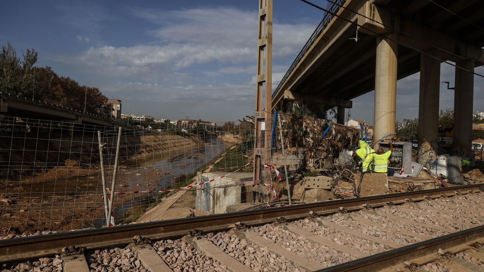 Obres de reconstruccioó de les vies del tren afectades pel desbordament del barranc de Poio