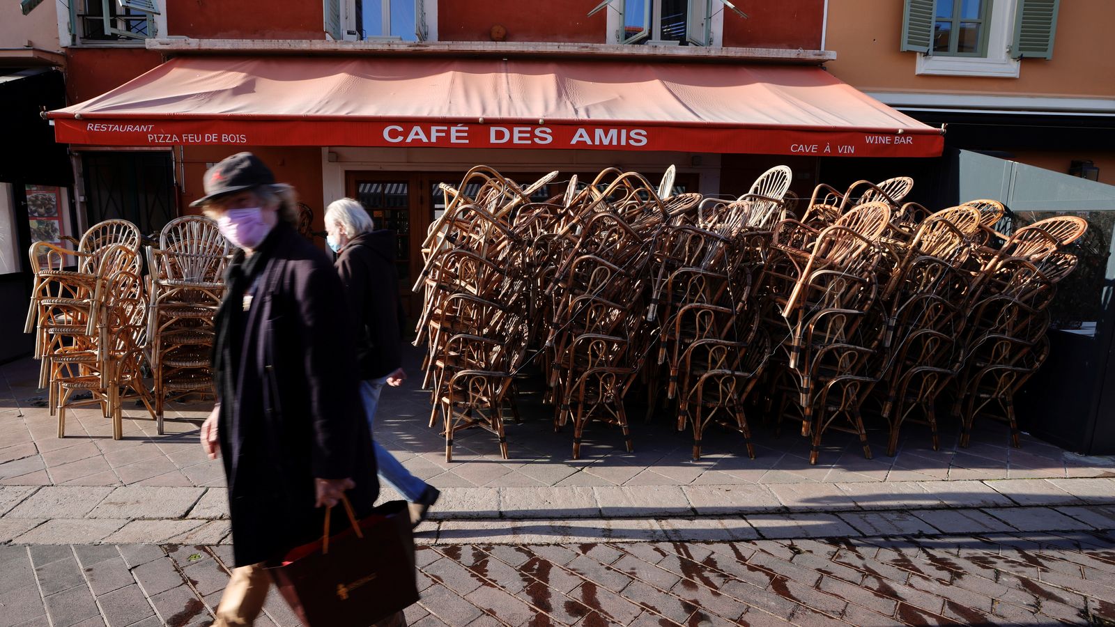 Diversos vianants passegen per un carrer de Niça (França), aquest dijous