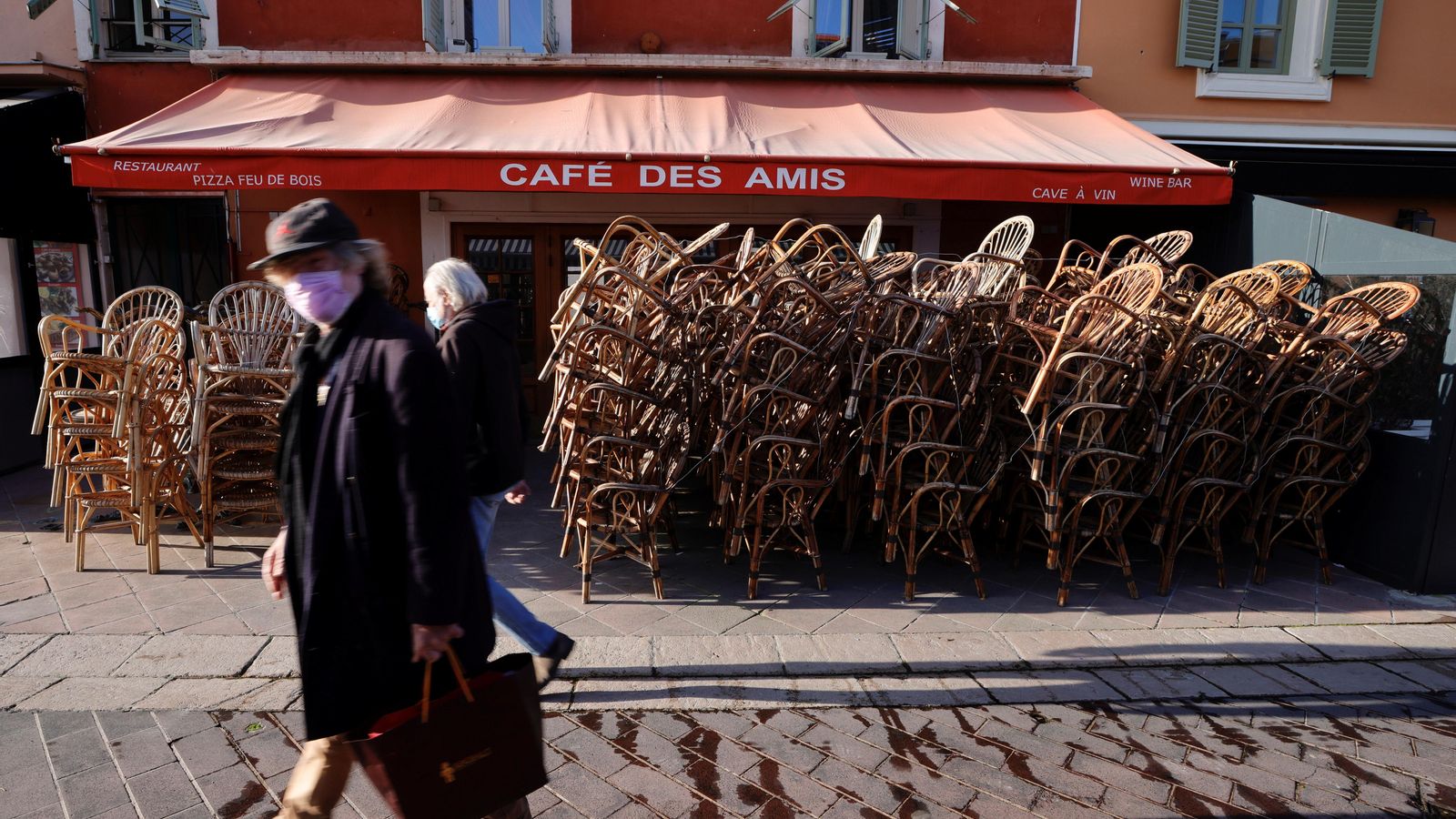 Diversos vianants passegen per un carrer de Niça (França), aquest dijous Diversos vianants passegen per un carrer de Niça (França), aquest dijous