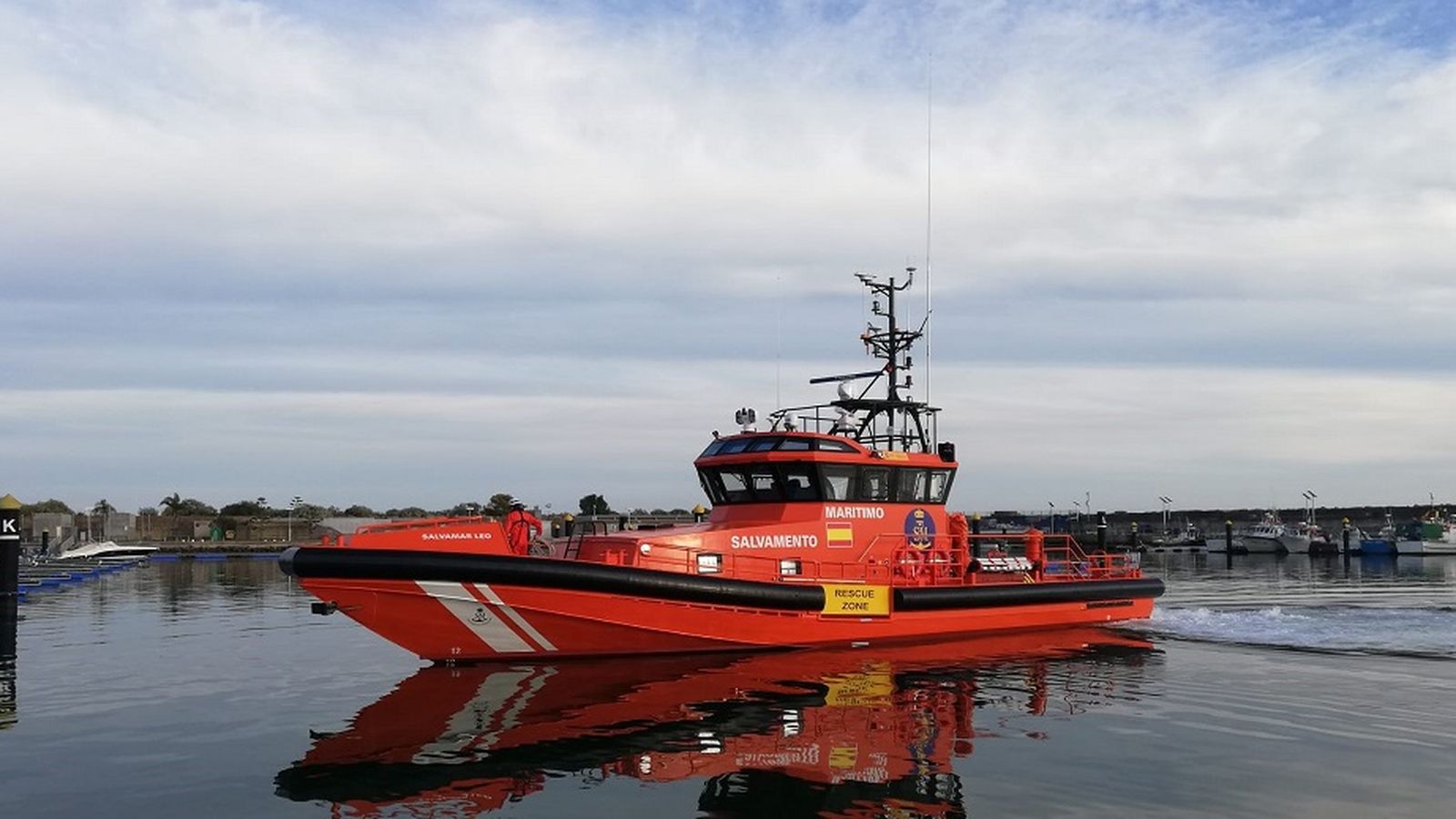 La patrullera Salvamar Leo ha localitzat l'embarcació, una zòdiac, que es trobava detinguda i a la deriva