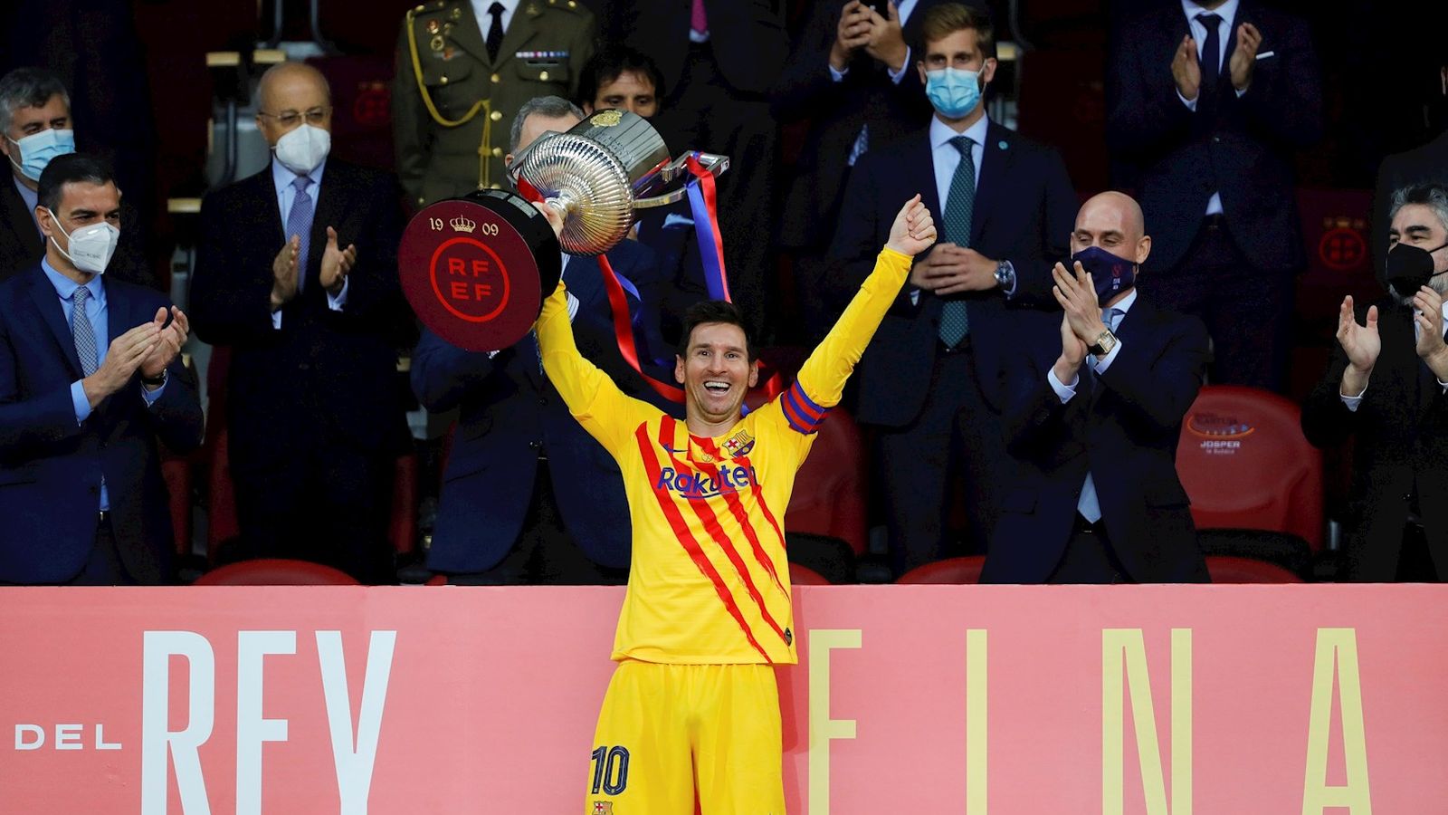 Leo Messi alça el trofeu de campió de la Copa del Rei