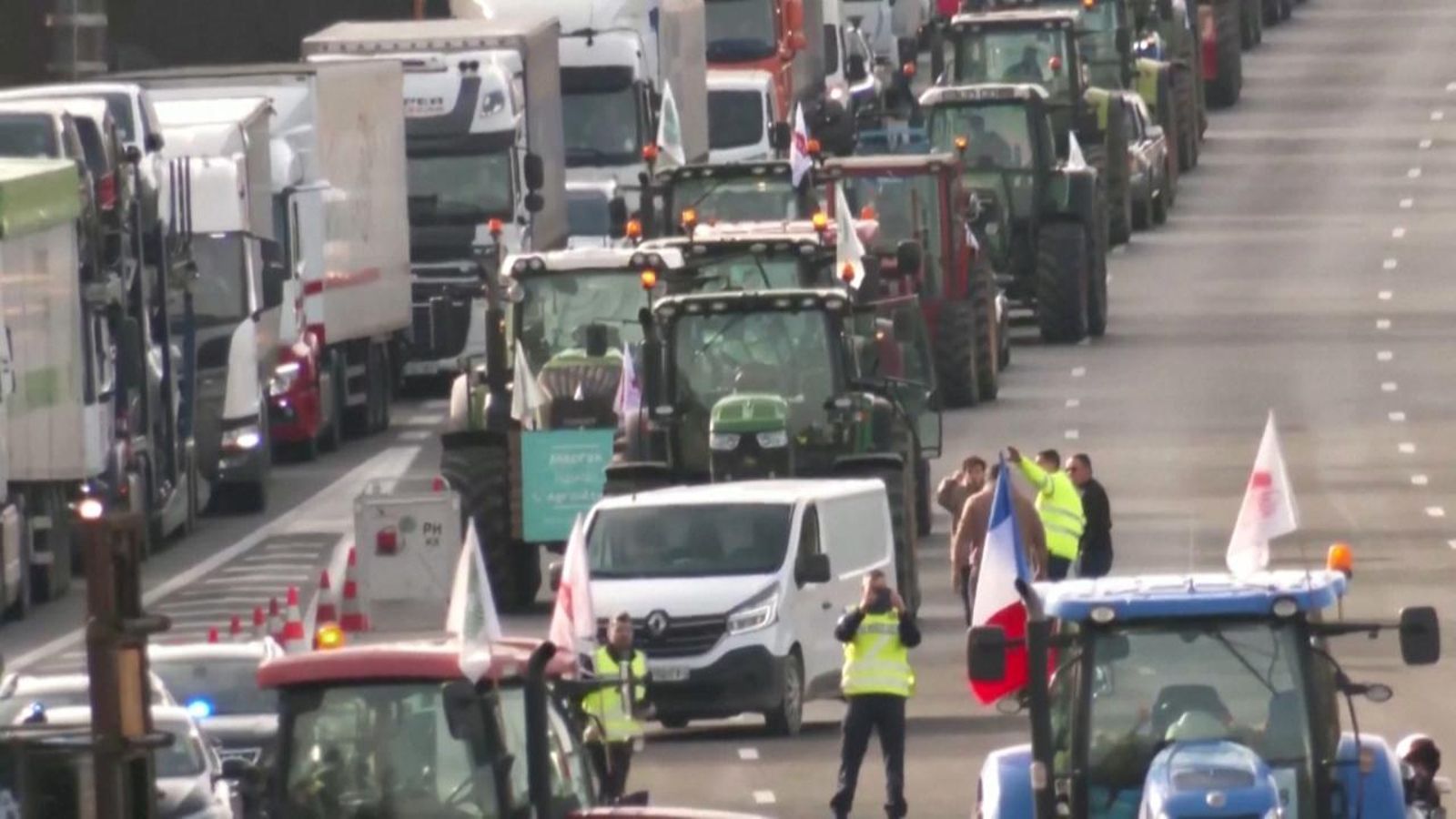 Cua de camions parats en una carretera francesa a causa de les protestes dels agricultors locals