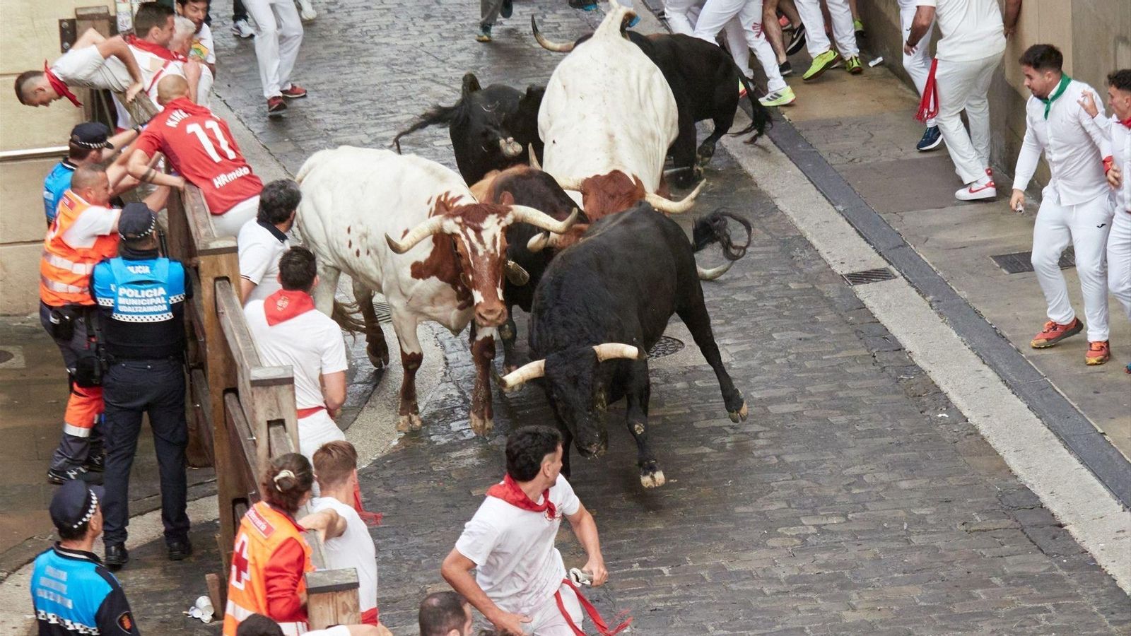 Primer encierro dels Sanfermines de 2025, amb bous de Fuente Ymbro, que han deixat sis traslladats per diversos traumatismes