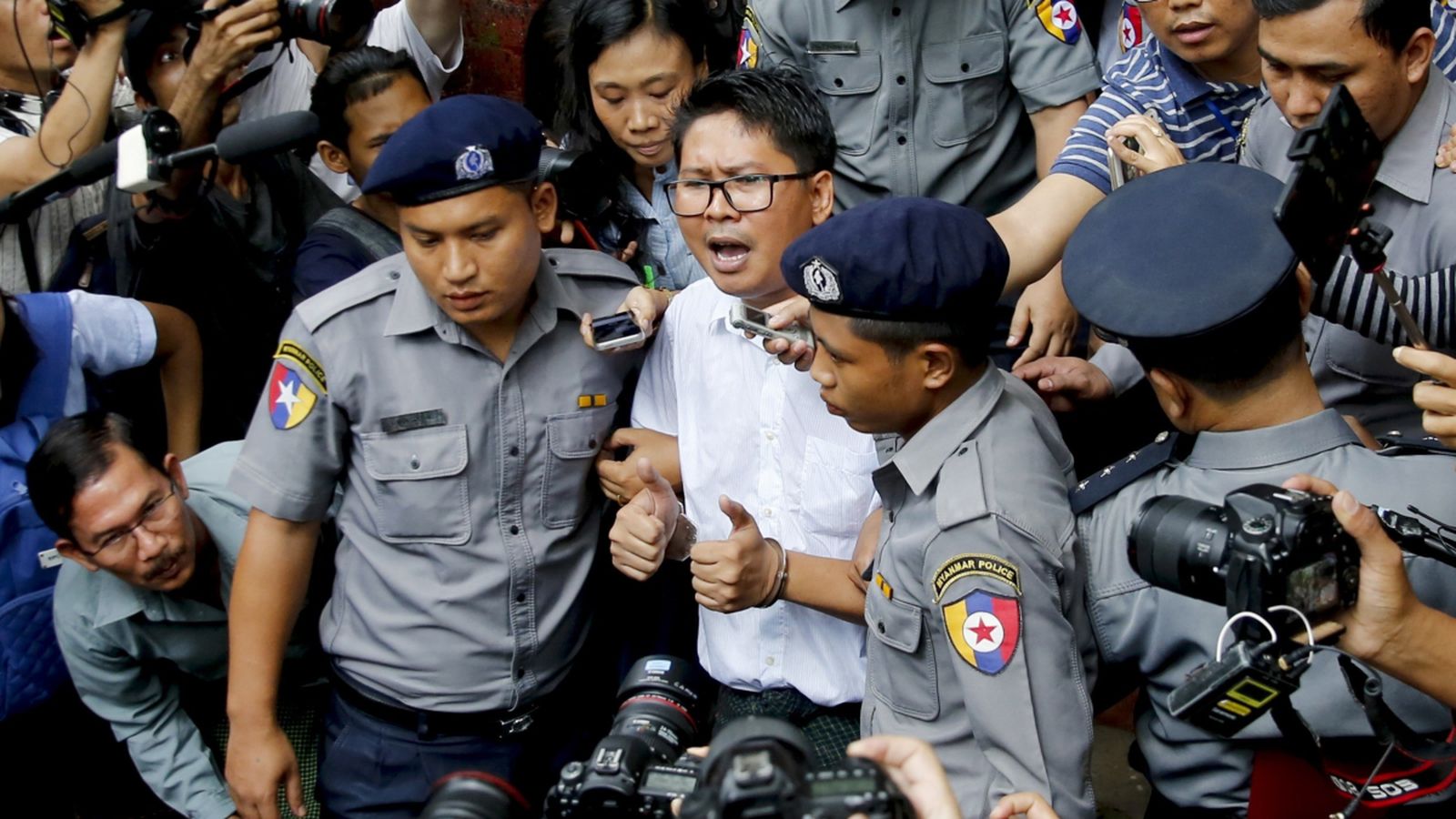 El reporter Wa Lone ix escortat del tribunal birmà