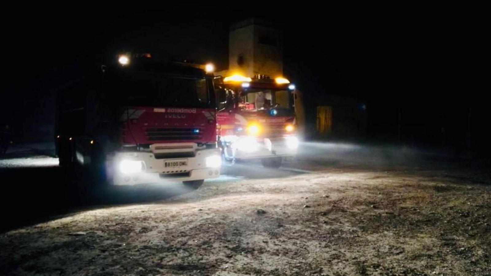 Els bombers rescaten del foc un home de 25 anys al Pilar de la Foradada