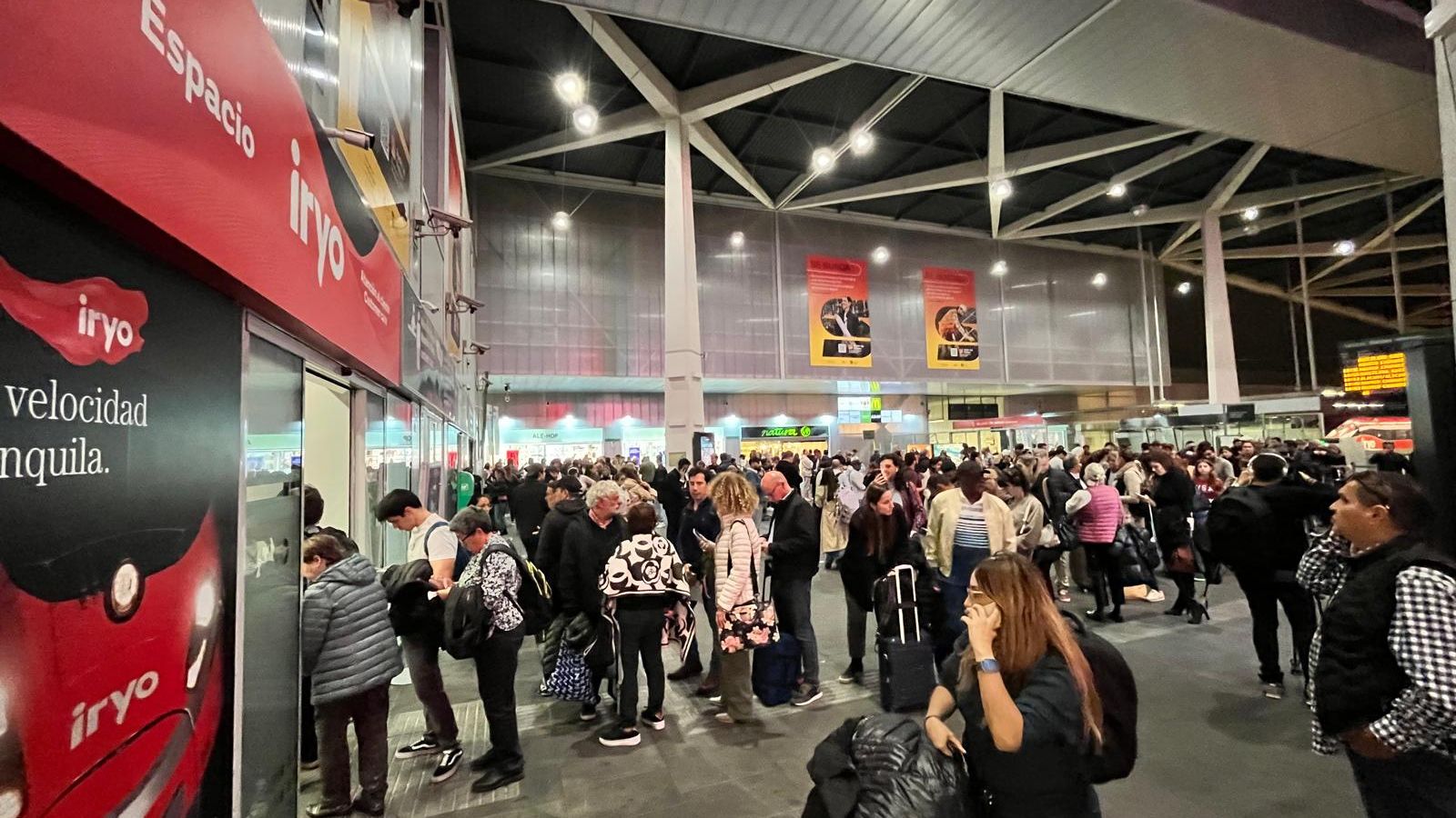 La gent es concentra a l'estació de Sorolla davant la cancel·lació de trens per la DANA