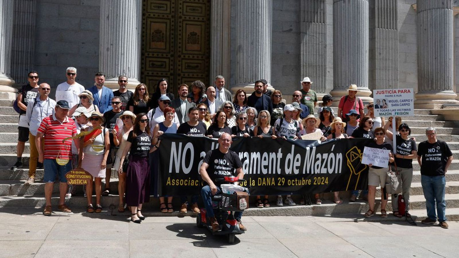 Les víctimes posen a les portes del Congrés amb representants dels partits que van impulsar la comissió d'investigació