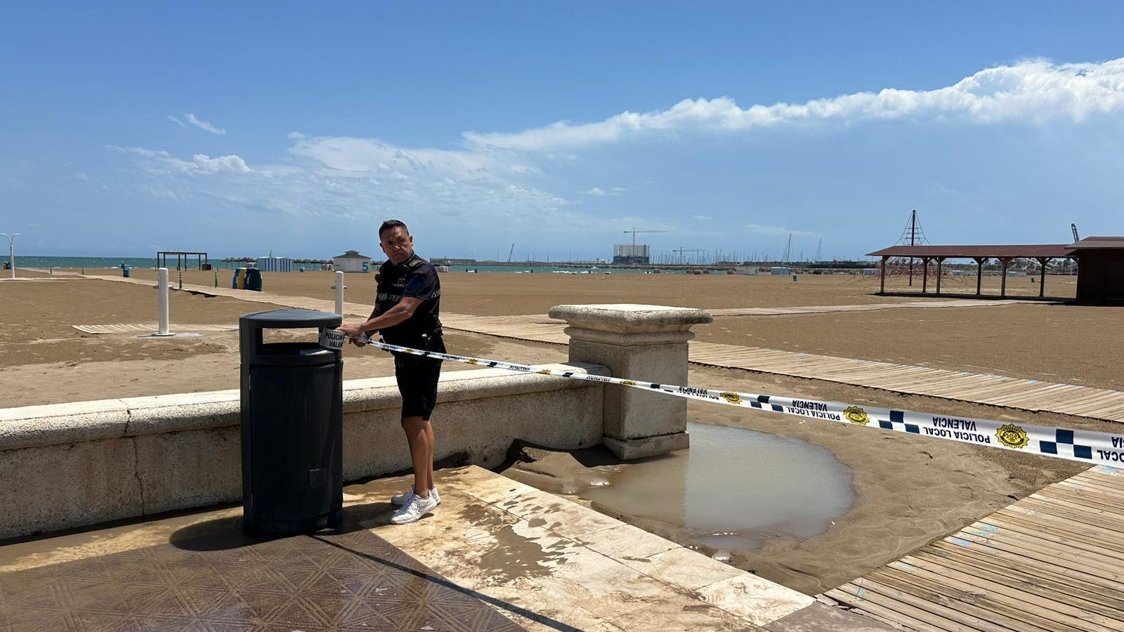 La policia tanca les platges de València
