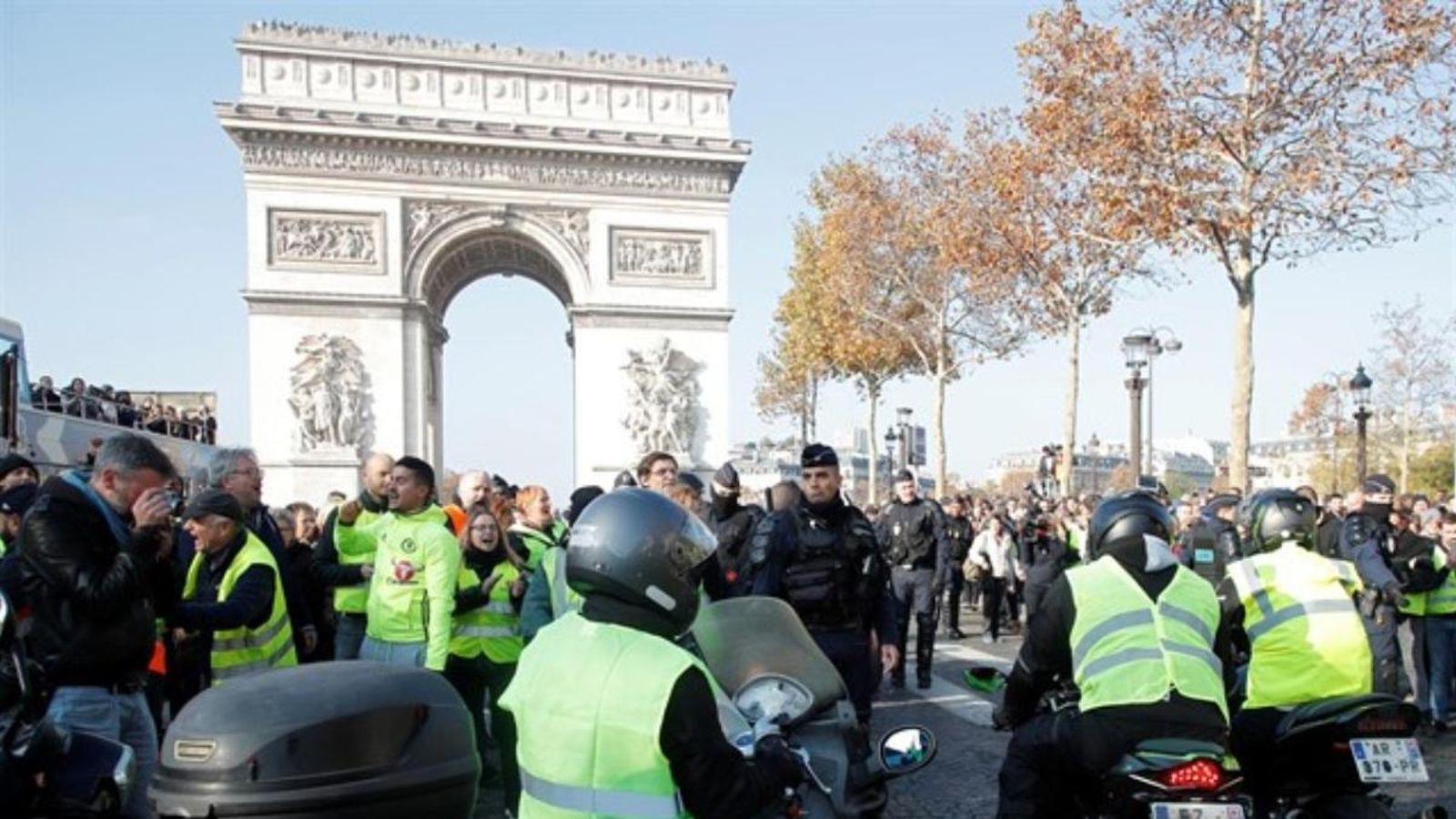 Els jupetins grocs durant la primera manifestació celebrada a França