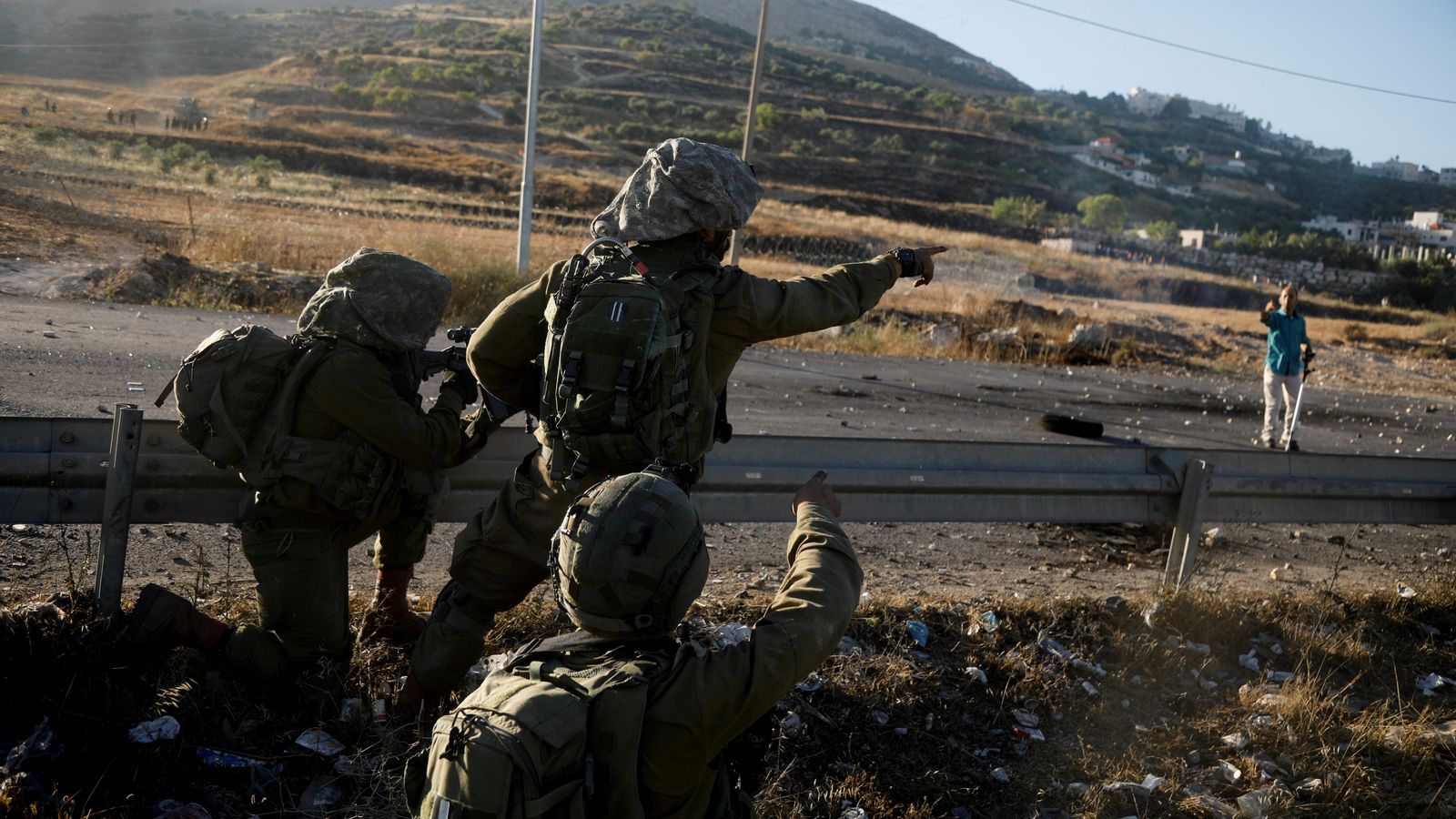 Soldats israelians parlen amb un palestí durant una protesta contra Israel per la violència transfronterera prop de Nabulus a la Cisjordània ocupada per Israel