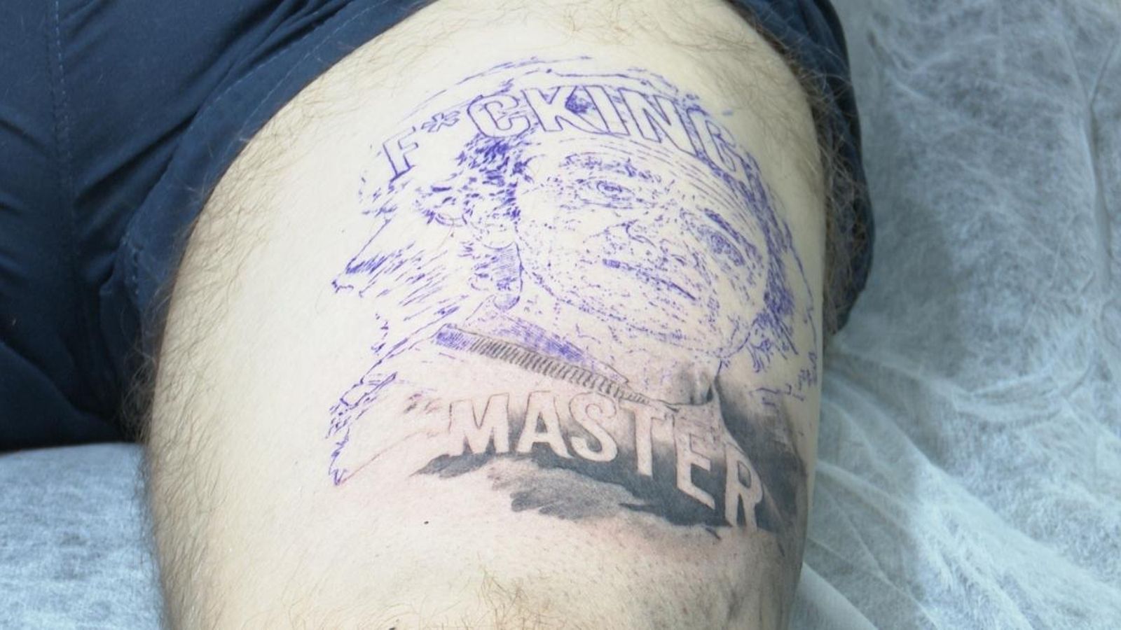 Raúl s'ha tatuat la cara de Simón amb el lema en anglés 'Fucking Master'