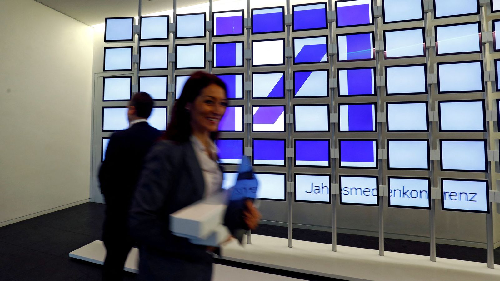 El logotip del Deutch Bank alemany en una conferència anual de l'entitat a Frankfurt el 2020