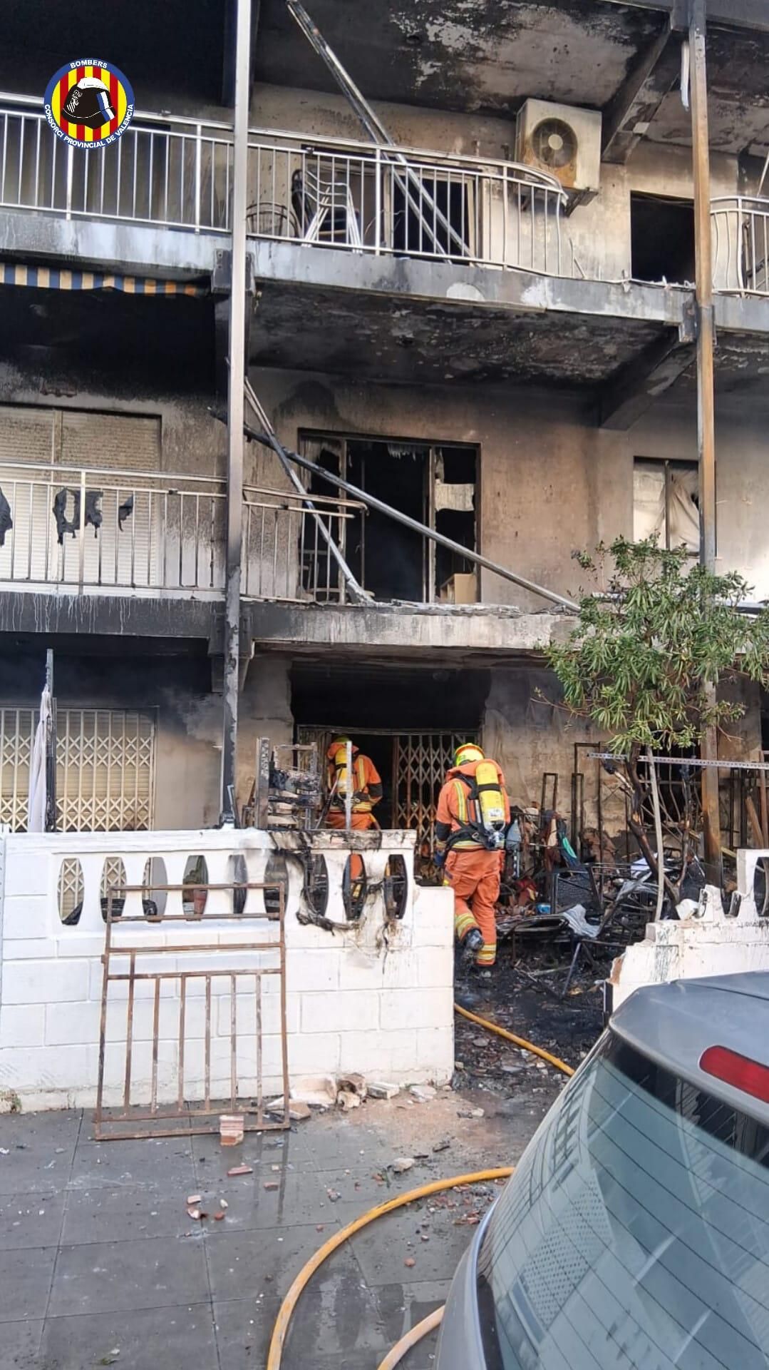 Una imatge de l'edifici incendiat