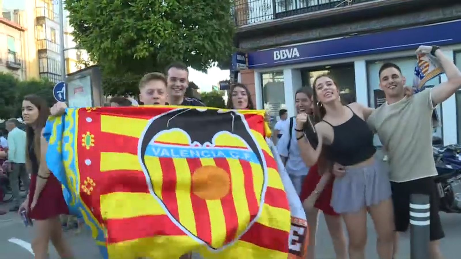 VÍDEO | L\'afició valencianista ja està a Sevilla per a viure la final de la Copa